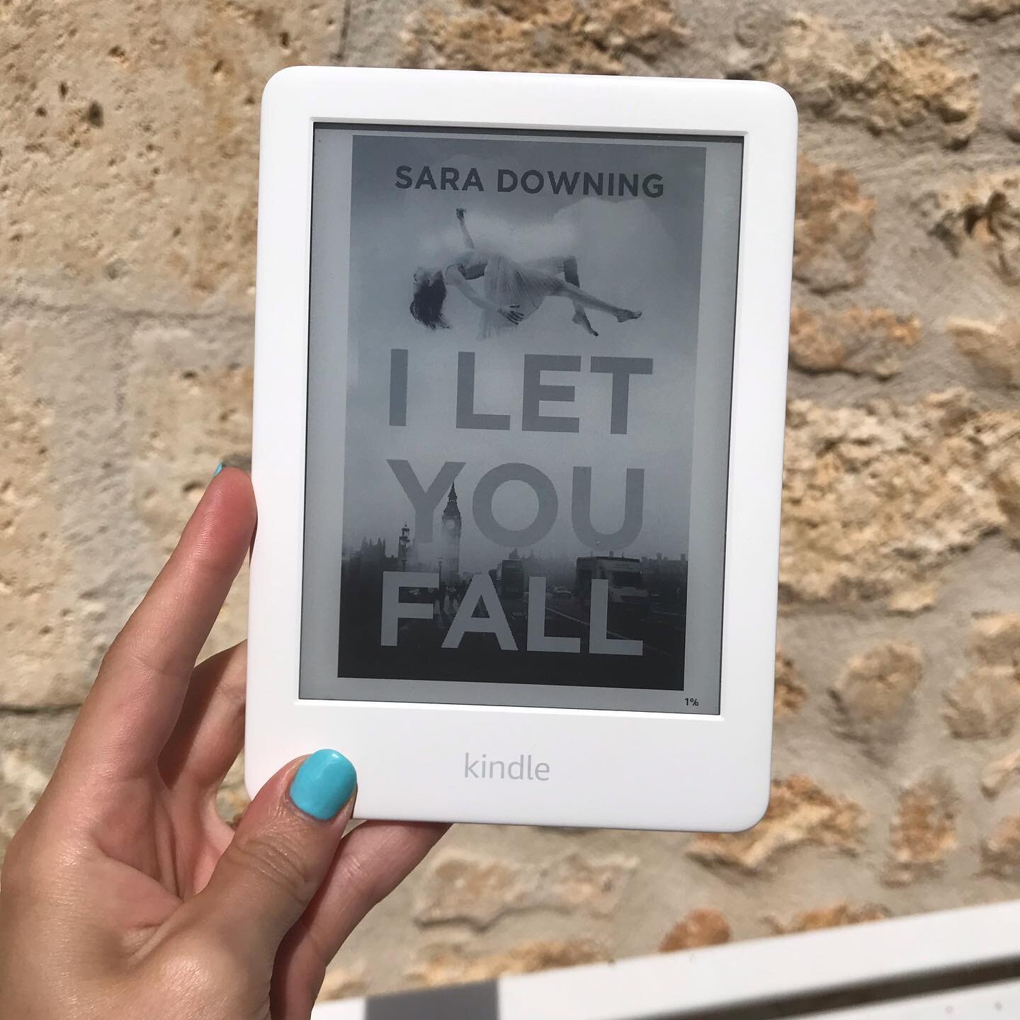 I was graciously gifted a copy of author Sara Downing&rsquo;s @sarawritesbooks latest novel I Let You Fall. ⁣
⁣
It&rsquo;s so gripping, I&rsquo;ve nearly finished it after one sitting! It tells the story of an art teacher who has a terrible accident 