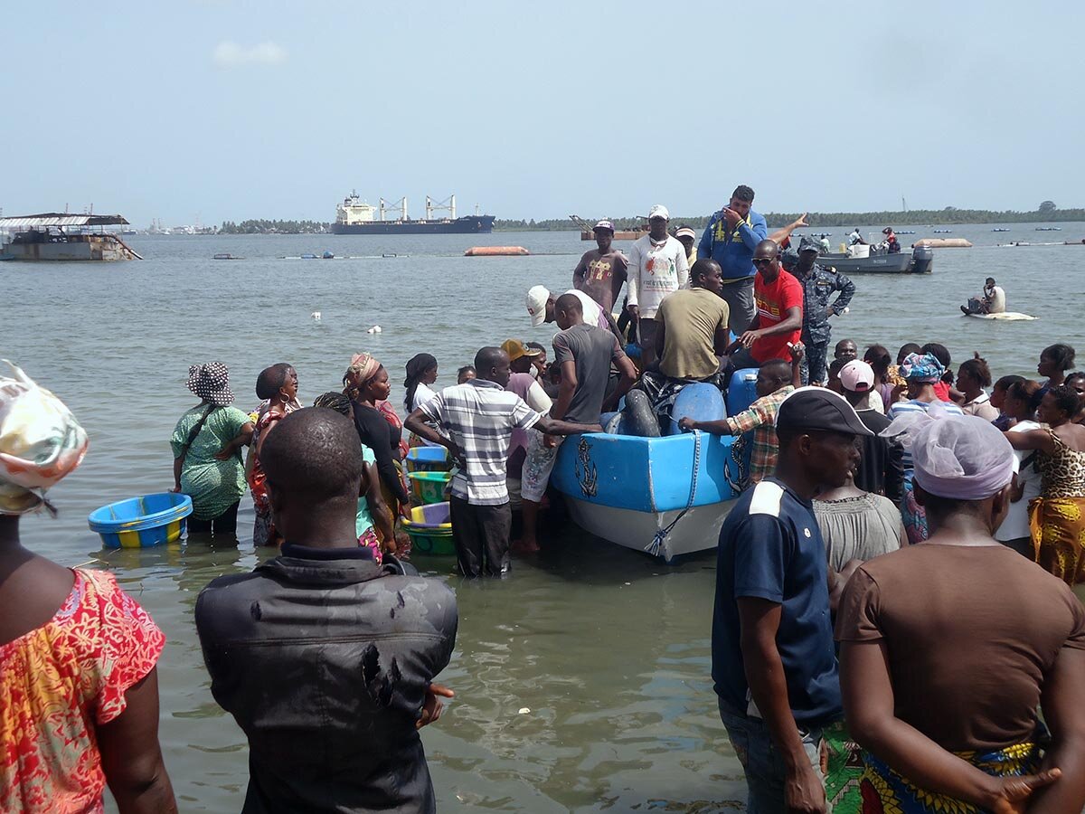 In Abidjan, women in the artisanal fishing sector offer work to