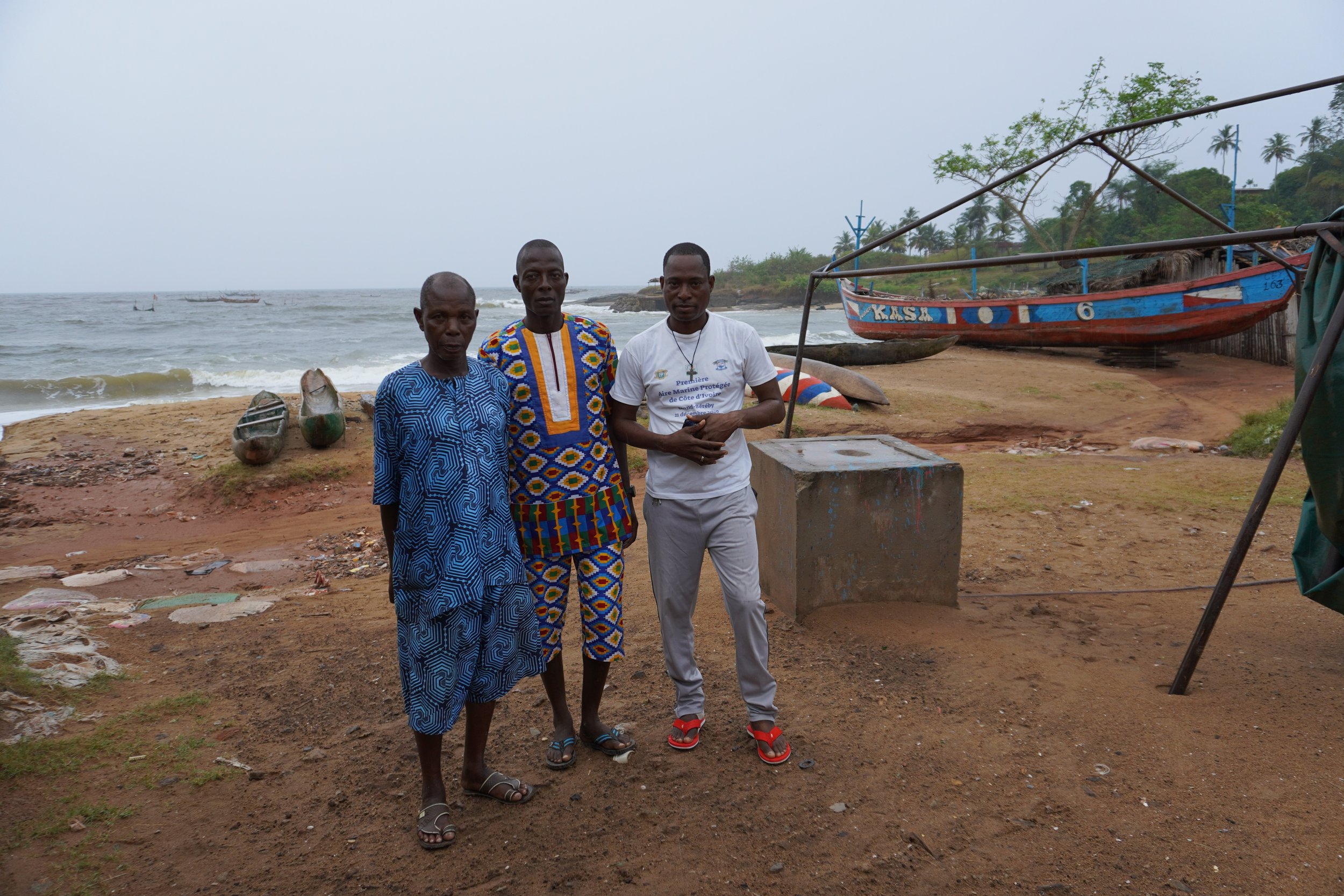  In March, it is the season for lobster and rays. Ghanaians from the Fanti community, the largest group of fishermen in Grand-Béréby, fish them with the "four-finger net". In the photo, a community leader, Kwaku Peniyana, deputy chief fisherman, and 