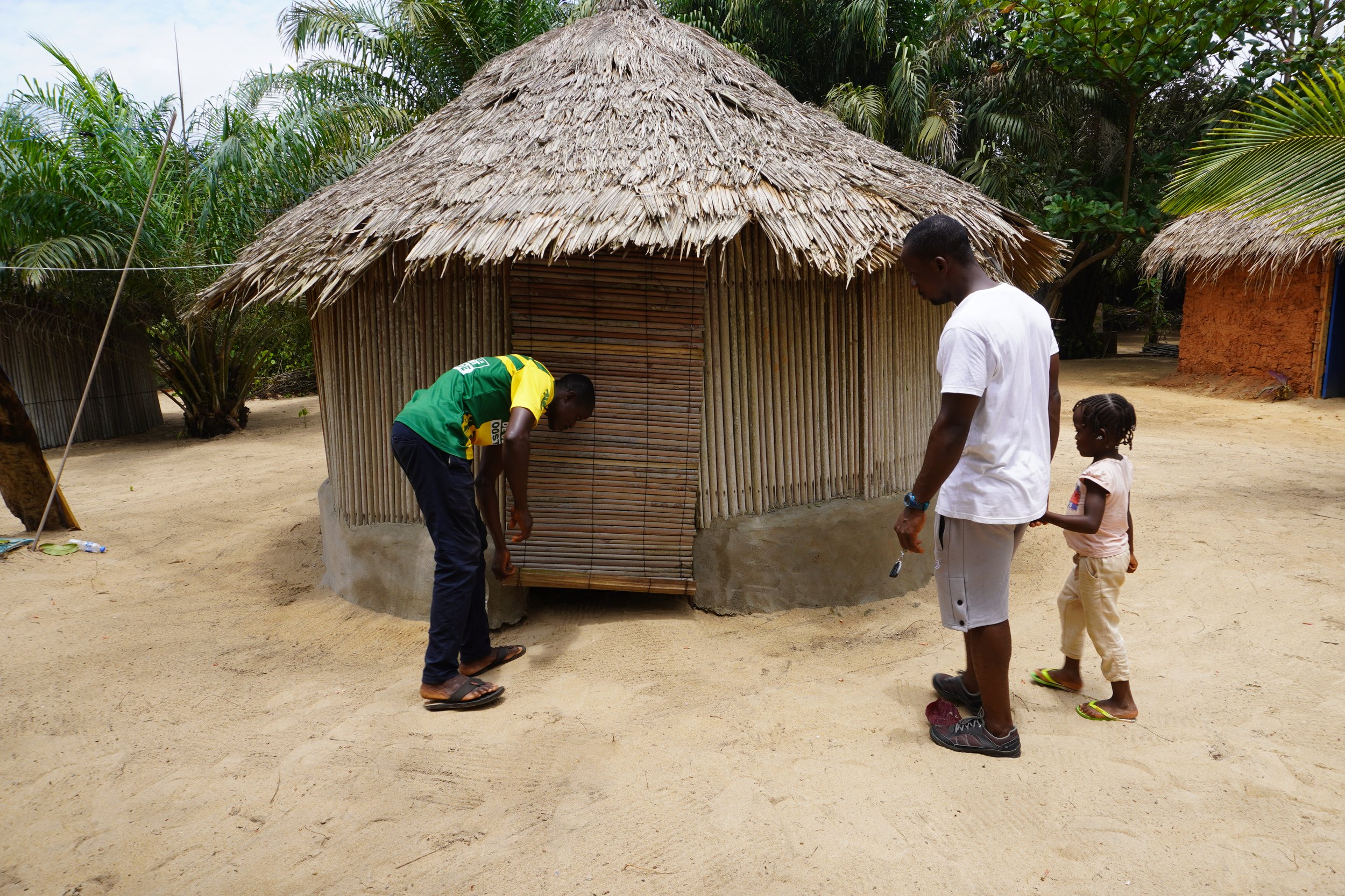  "We have formed a small team, and built cabins for the tourists. We are 100% for the turtles. This space is for those who come to see them", explains Olivier Djirobo (left), spokesman for Roc beach. Next to him, Picard Amiral and his daughter Grâce,
