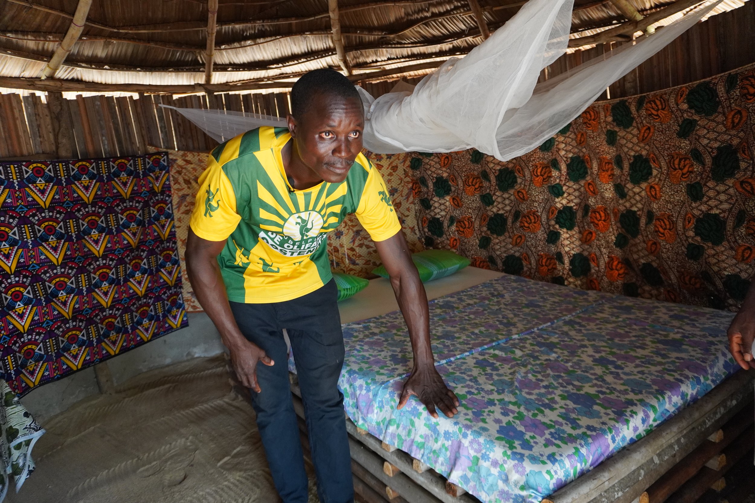  The NGO encouraged the youth to build small equipped cabins for tourists to spend the night, as turtle watching is done in the dark. Decorated and furnished in a frugal manner, they offer the cabin for two people at 15,000 CFA francs (22 euros) per 