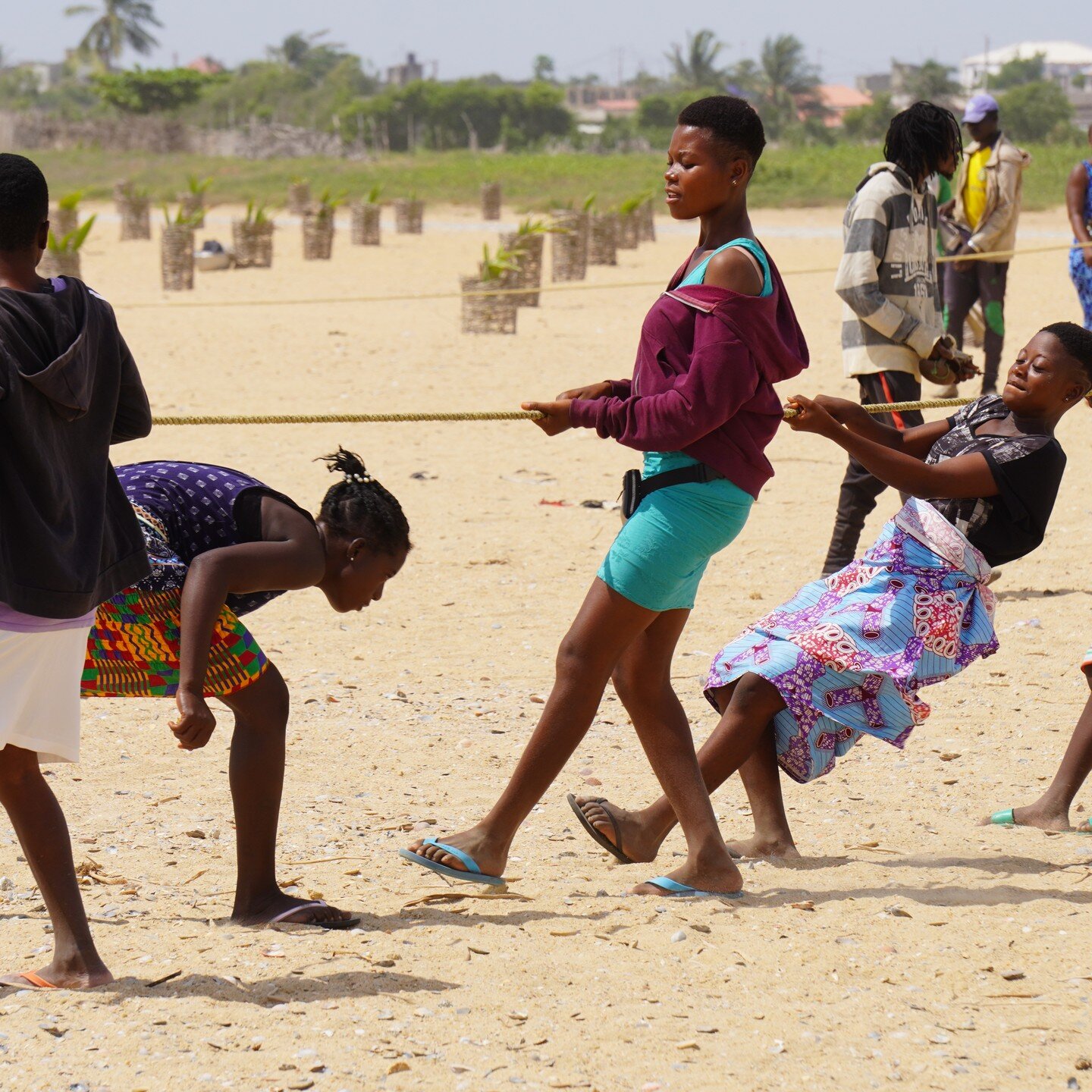 In Benin 🇧🇯, young women and girls from the Agou&eacute; village (Grand B&eacute;r&eacute;by municipality) take part in the community's effort of bringing to shore 🏝️ a beach seine . This procedure can take hours ⏳ under the beating sun ☀️

As the