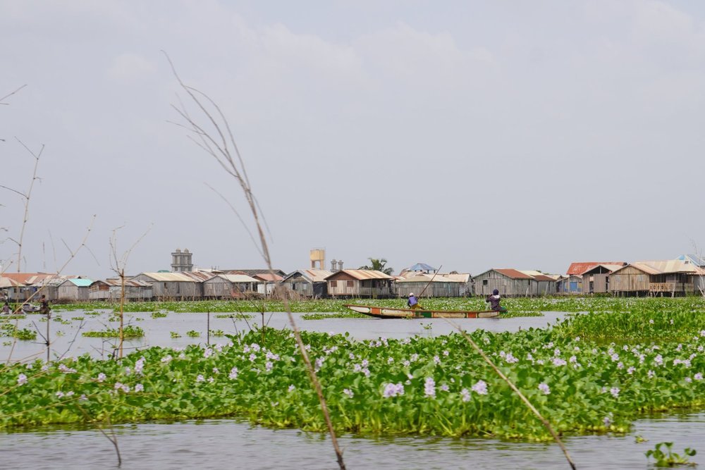  The town of So-Âva, North of Cotonou, covers more than 215 km², with woods and market gardens in the north. In the south, houses are built on stilts on Lake Nokoue. 