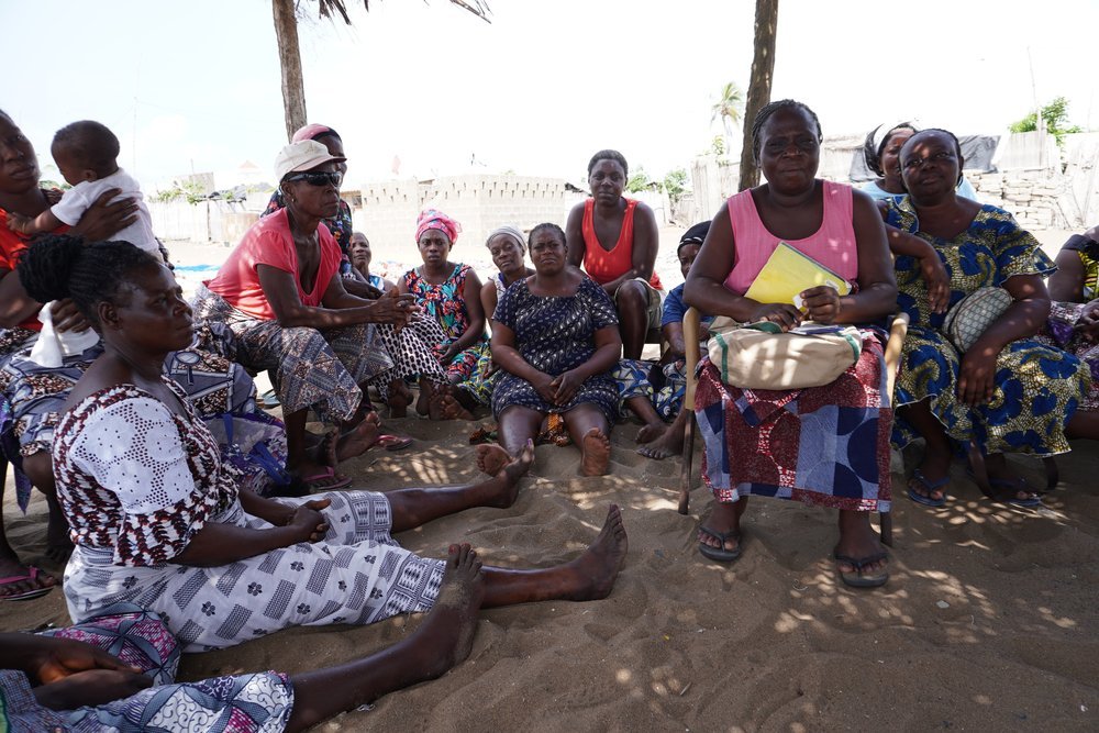  The women of the Gbenondou cooperative, in Agoué (Grand-Popo), are mainly fishmongers. In the foreground with her yellow notebook, secretary Fernande Ayina explains how the cooperative, founded two and a half years ago, works. On the right, Presiden