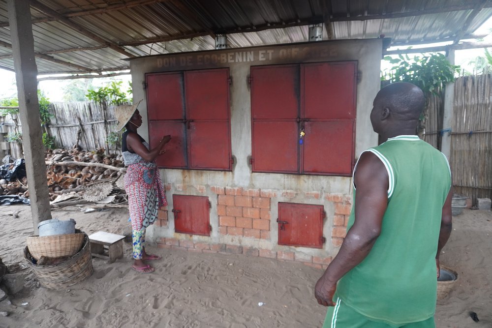  Most of the improved ovens financed by partners are located on private land, which makes them easier to manage. When the women from the cooperative use the oven, they place their padlocks on the doors so that it is clear to whom belong the goods. 