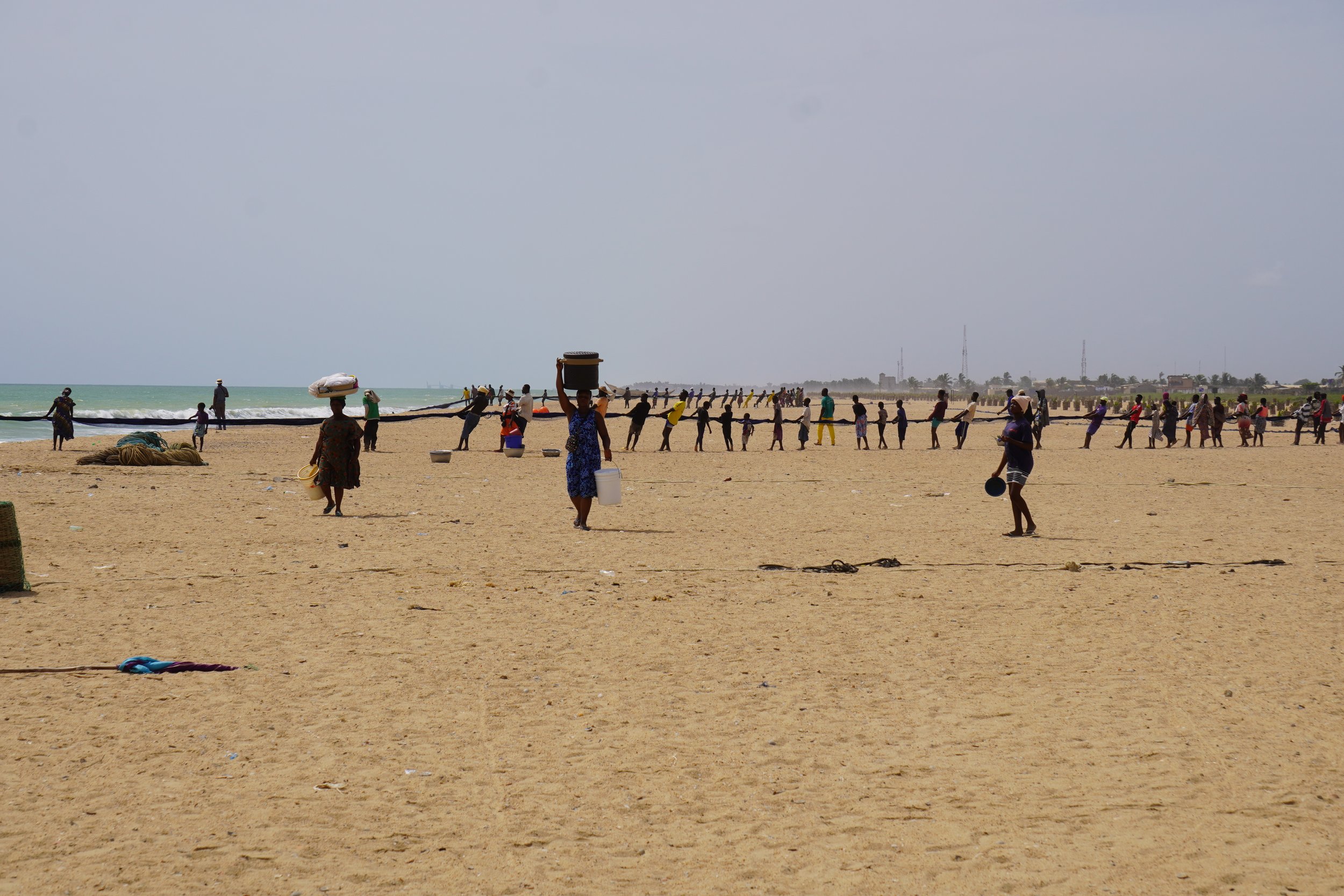  As the hours go by, communities spread the word, and the closer the net gets, the more people the event attracts: women fish processors, other small traders, children and members of the community who come to help out at the end of the fishing operat