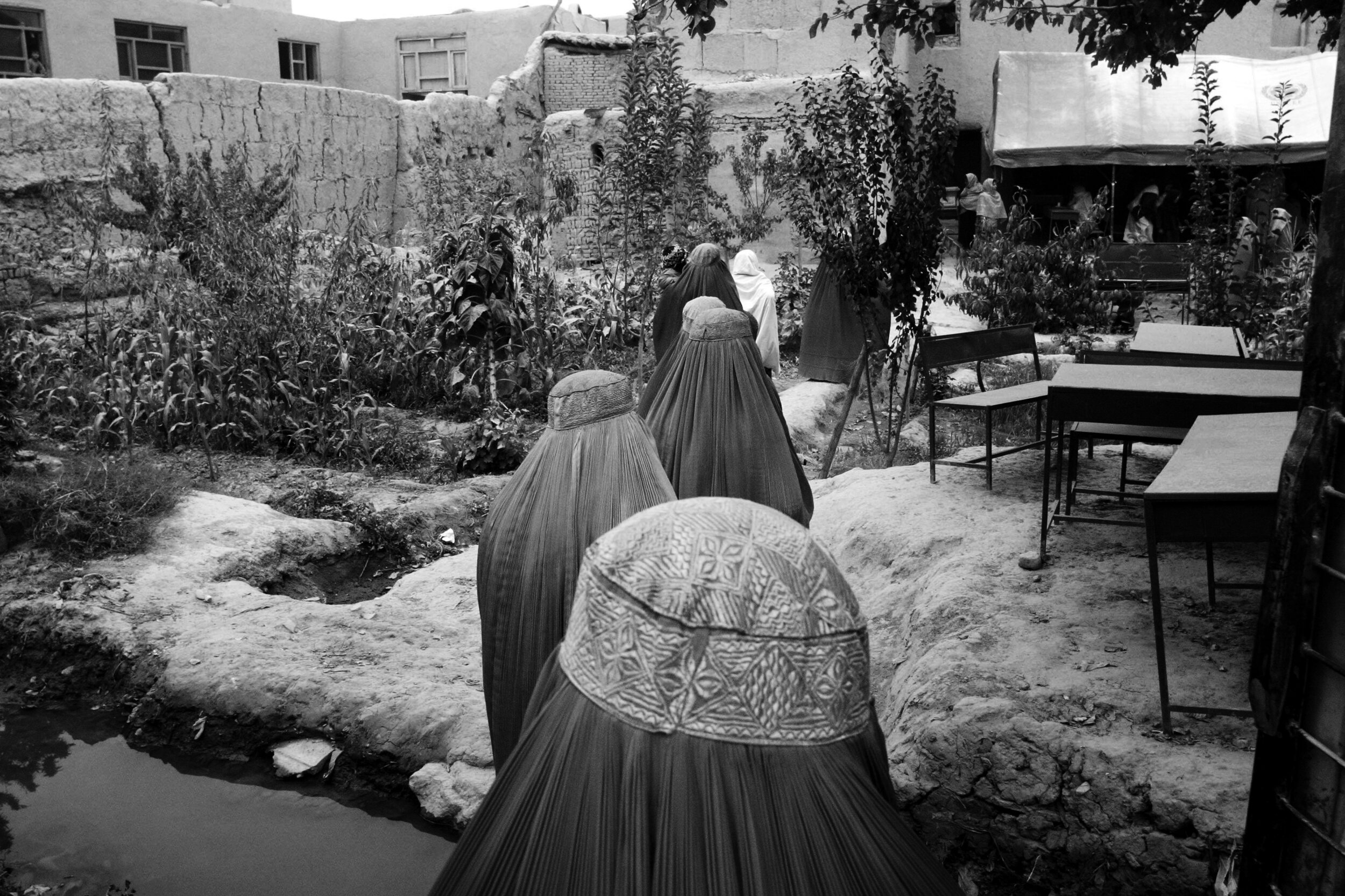  In the village of Dehnow, an hour south of Kabul, women line up in the courtyard of a family home to vote on October 9, 2004. © Andrea Bruce/NOOR Images 
