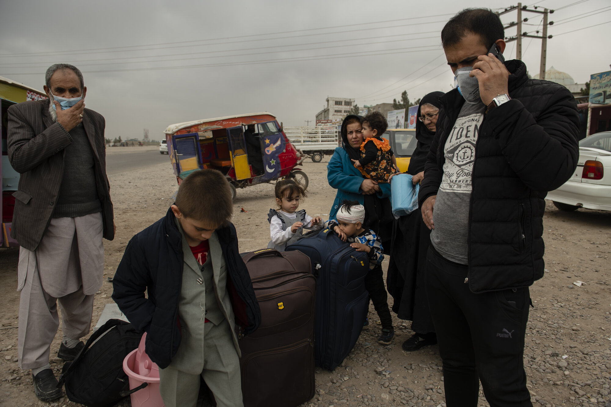  The Sayedkhili family, a family of 15, crossed the border from Iran into Afghanistan on March 18, 2020. The family left Afghanistan in search of a new life abroad, but returned after seven years because of the outbreak of Covid-19 in Iran. After bei