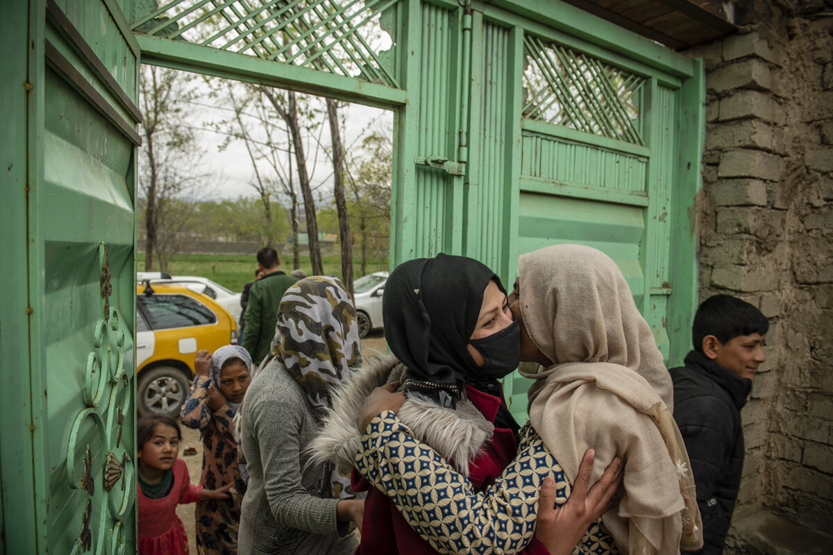  Family members welcome the Sayedkhili family home after seven years of them living in Iran. © Kiana Hayeri 
