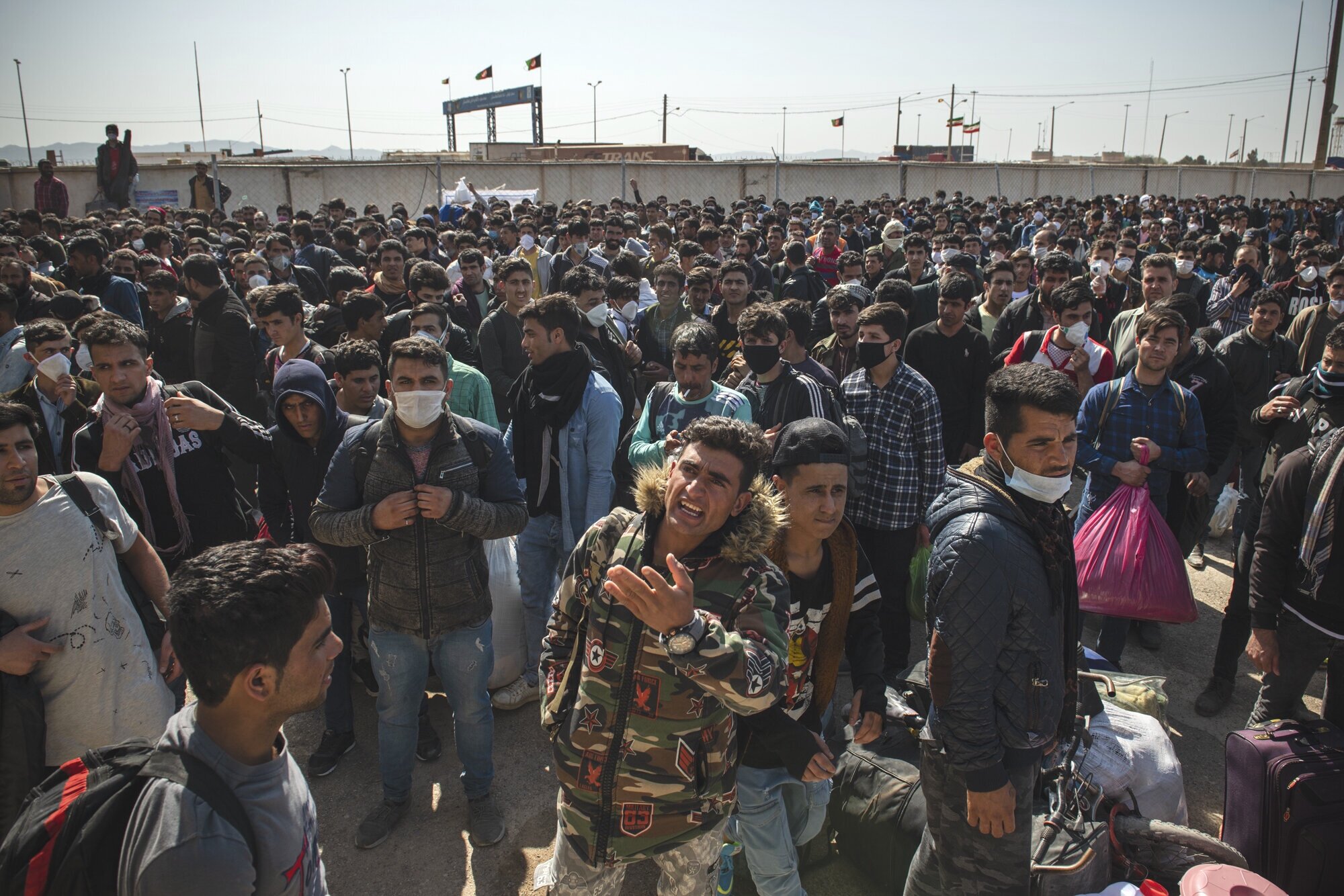  Afghan migrants wait to get through a screening process and voluntarily re-enter Afghanistan at the border with Iran due to the rise of Covid-19 in Iran on March 18, 2020. © Kiana Hayeri 