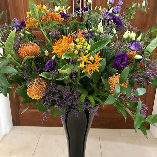 Stunning flowers definitely not going to waste. The contrast of purple and orange is one of my favourites heart 💖 What&rsquo;s your favourite colour combination??! #colourcombination #contrast #harpendenflorist #stalbansflorist #flowersbysamantha #w