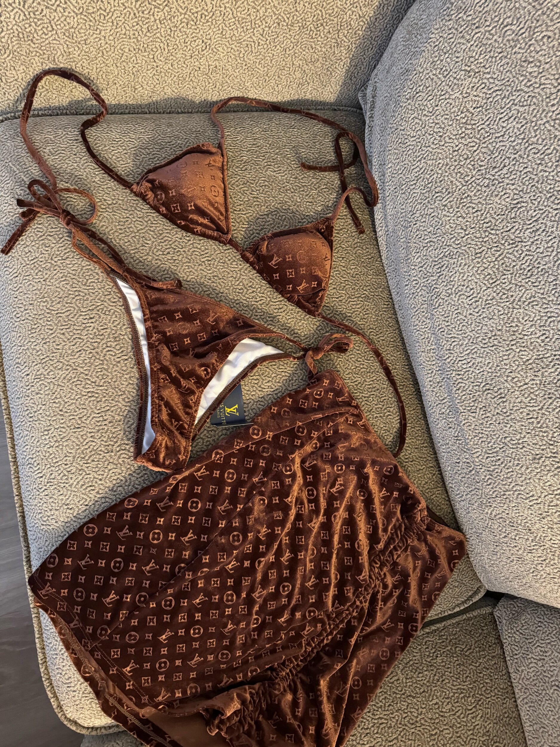 DCEB3DBA-6DB0-4A2F-915D-6C161C8297B7