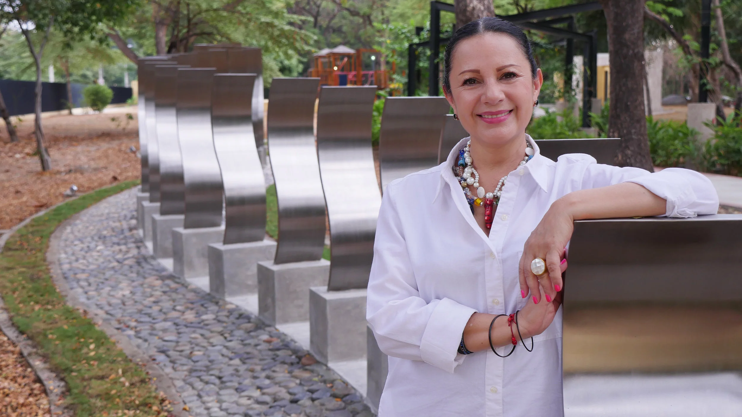 Amparo Garzón con su escultura Camino de Reflexión. Guayaquil - Ecuador