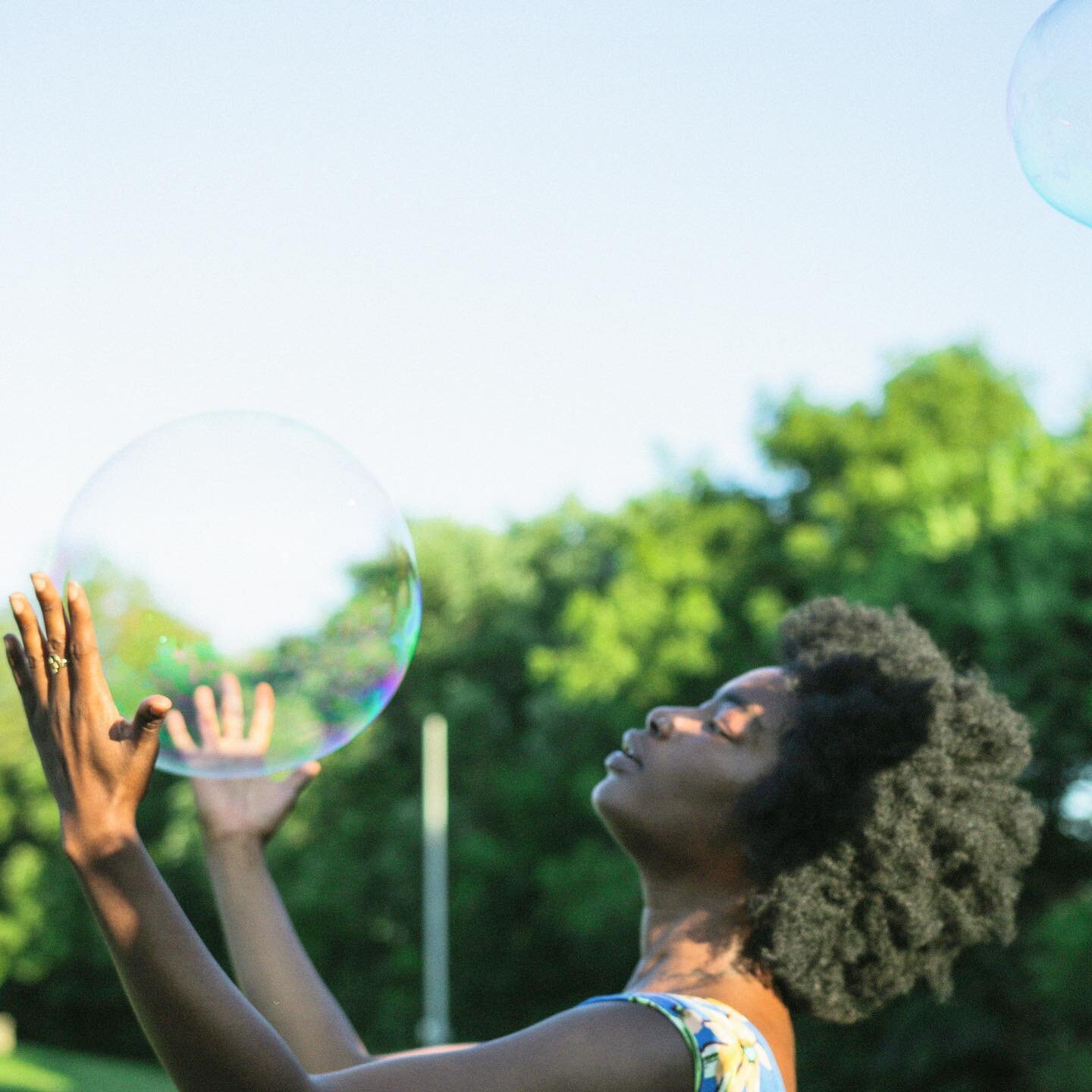 happy Friday, magic ones 💫 questions for us : what are we holding in our hands, heads and hearts? do we place down what feels heavy, or do we simply shift our weight and hold it in other places to accommodate the fatigue? 💭 there is no judgement he