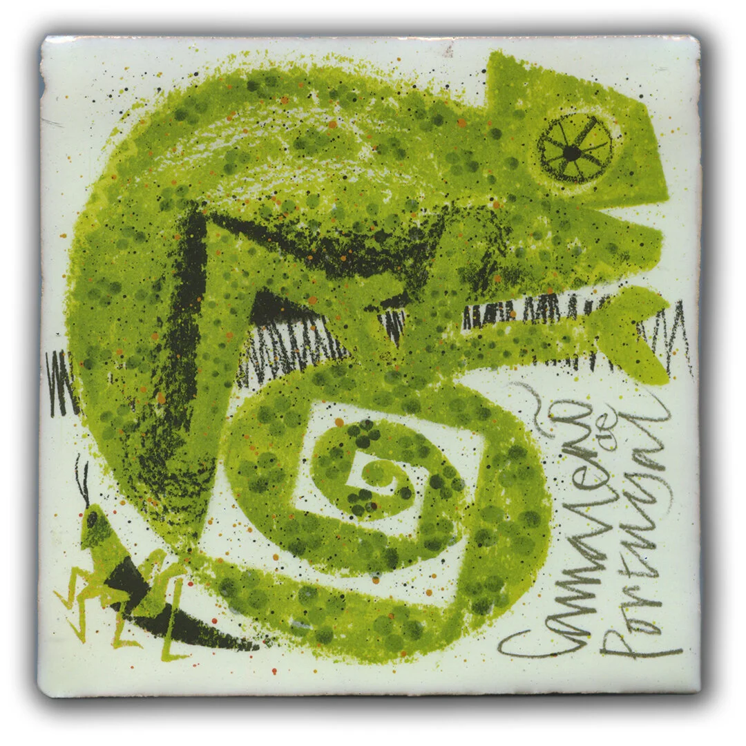 Off-white handmade tile/azulejo 140X140X17mm with camaleão/chameleon.