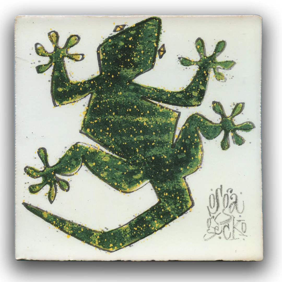 Off-white handmade tile/azulejo 140X140X17mm with green gecko/osga.