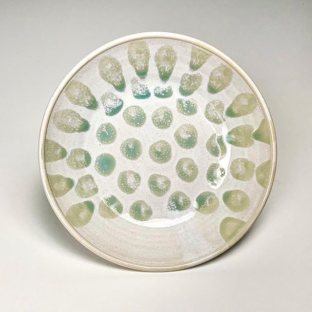 The beautiful effect of Elaine&rsquo;s glazes are like &lsquo;seeing a stained glass window, in your periphery, through a snowstorm&rsquo;
#pottery #glaze #montanaclay #ceramics #beallstreetstudios #holidaypopup #artistsoninstagram