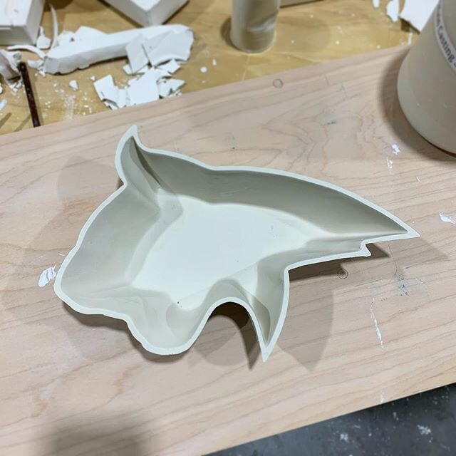 Go Bobcats! A casting demo with school spirit. Stay tuned for the blue and gold glaze😛
.
.
#montanastateuniversity #msubobcats #football #slipcasting #porcelain #moldmaking #beallstreetstudios