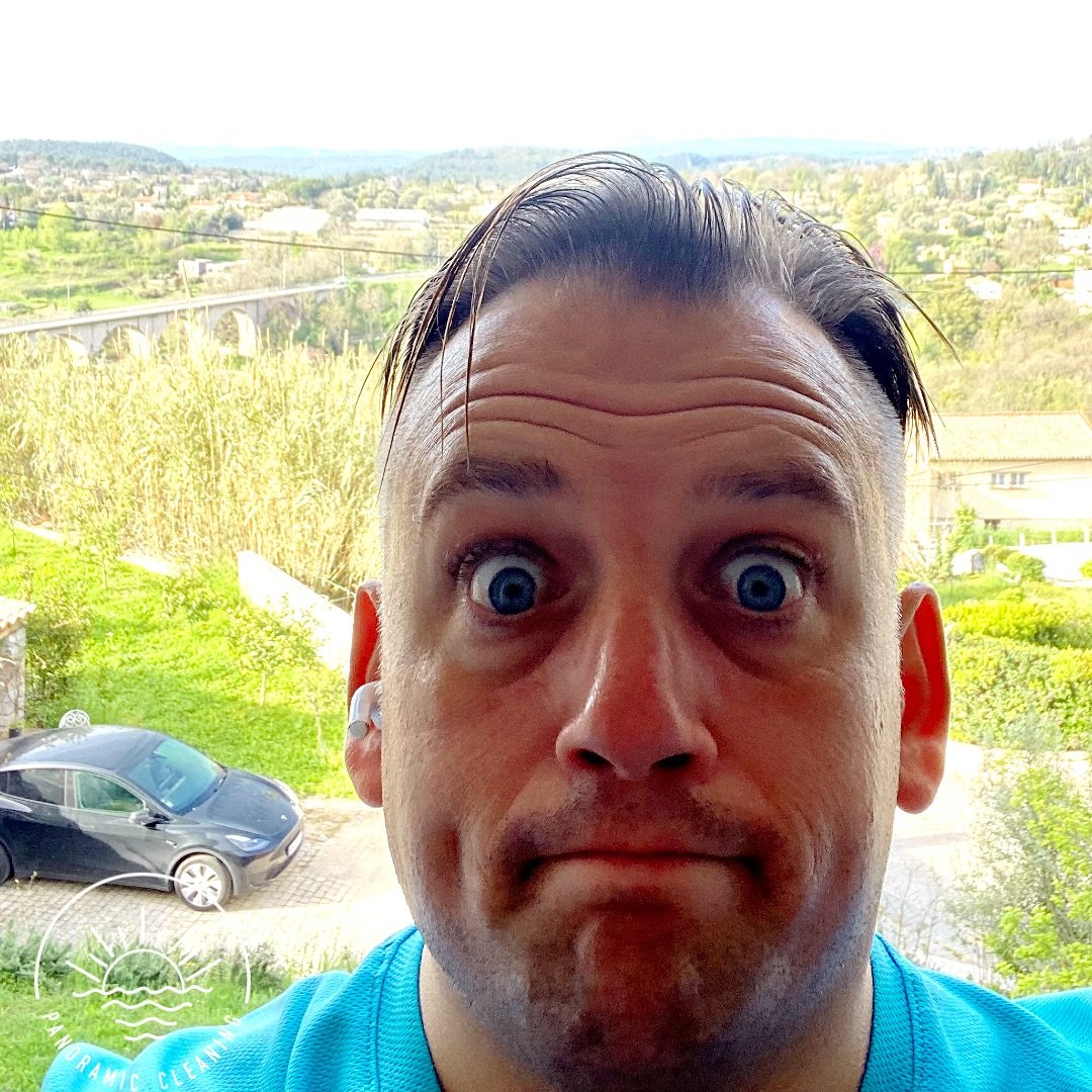 Awkward Selfie Monday.
Le Selfie Maladroit du Lundi.
.
.
.
Window Cleaning with a view.
Nettoyer les vitres et profiter de la belle vue.
.
.
.
#panoramiccleaning #selfie #windowcleaner #windowcleaning #lavagedevitres #businessowner #entrepreneur #mic