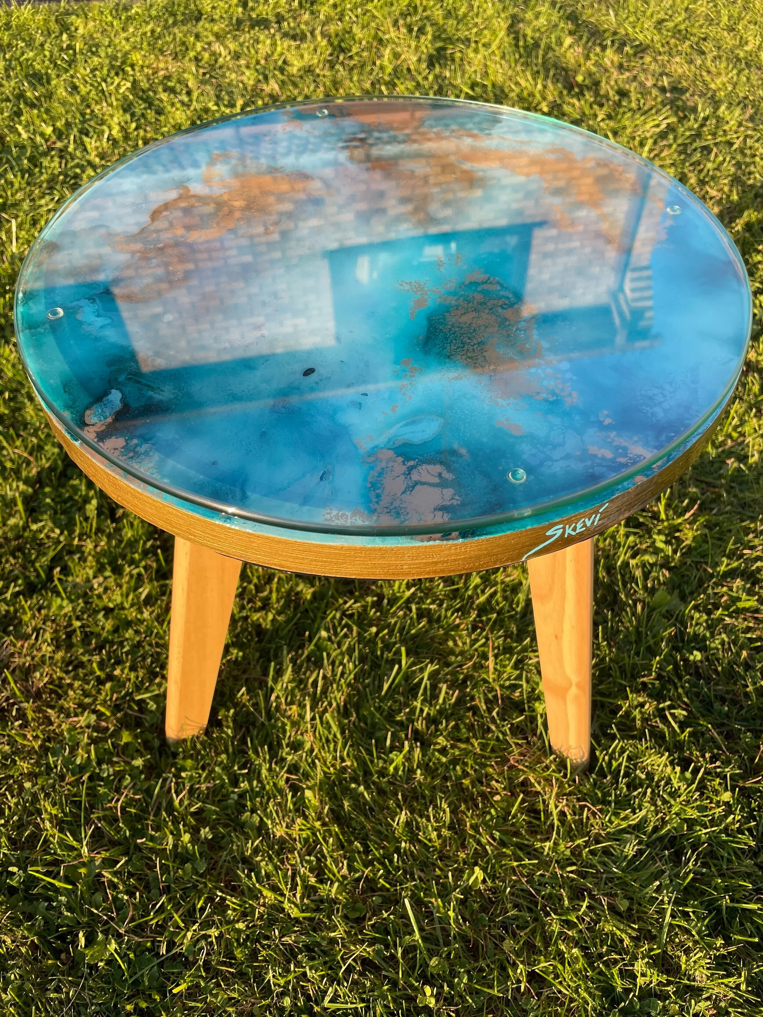 **Wooden legs shown are for display purposes only and are not included/available to purchase