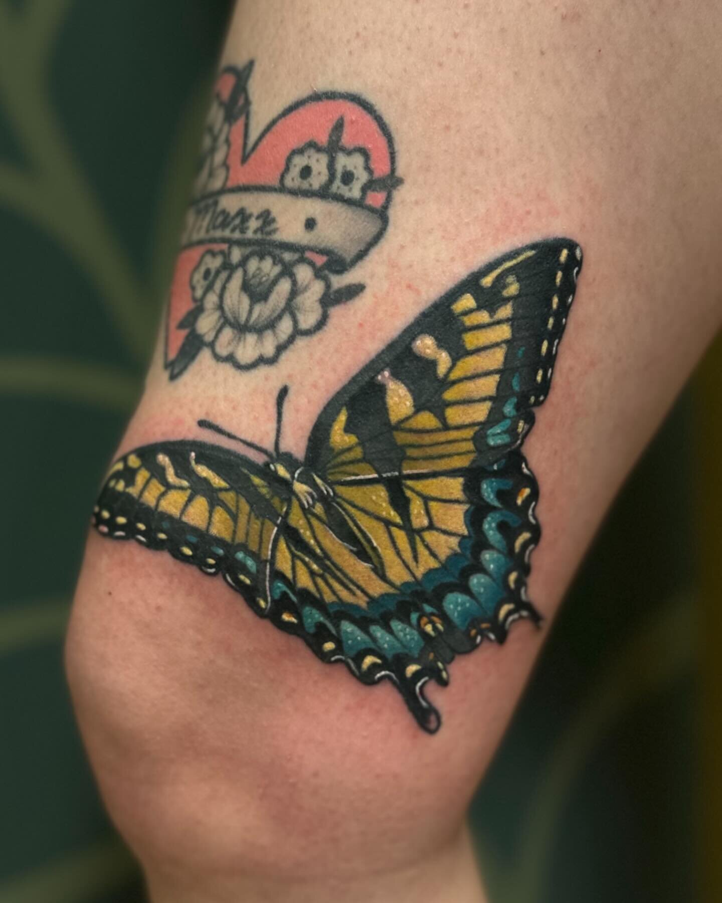 A pretty swallowtail butterfly for my work wife @janinetattoos a little swollen in this pic, lines healed color fresh~
Thanks for toughing out this tendy spot and having good chats with me always💚 Love you, Janine!!✨
.
Next to a healed piece by our 
