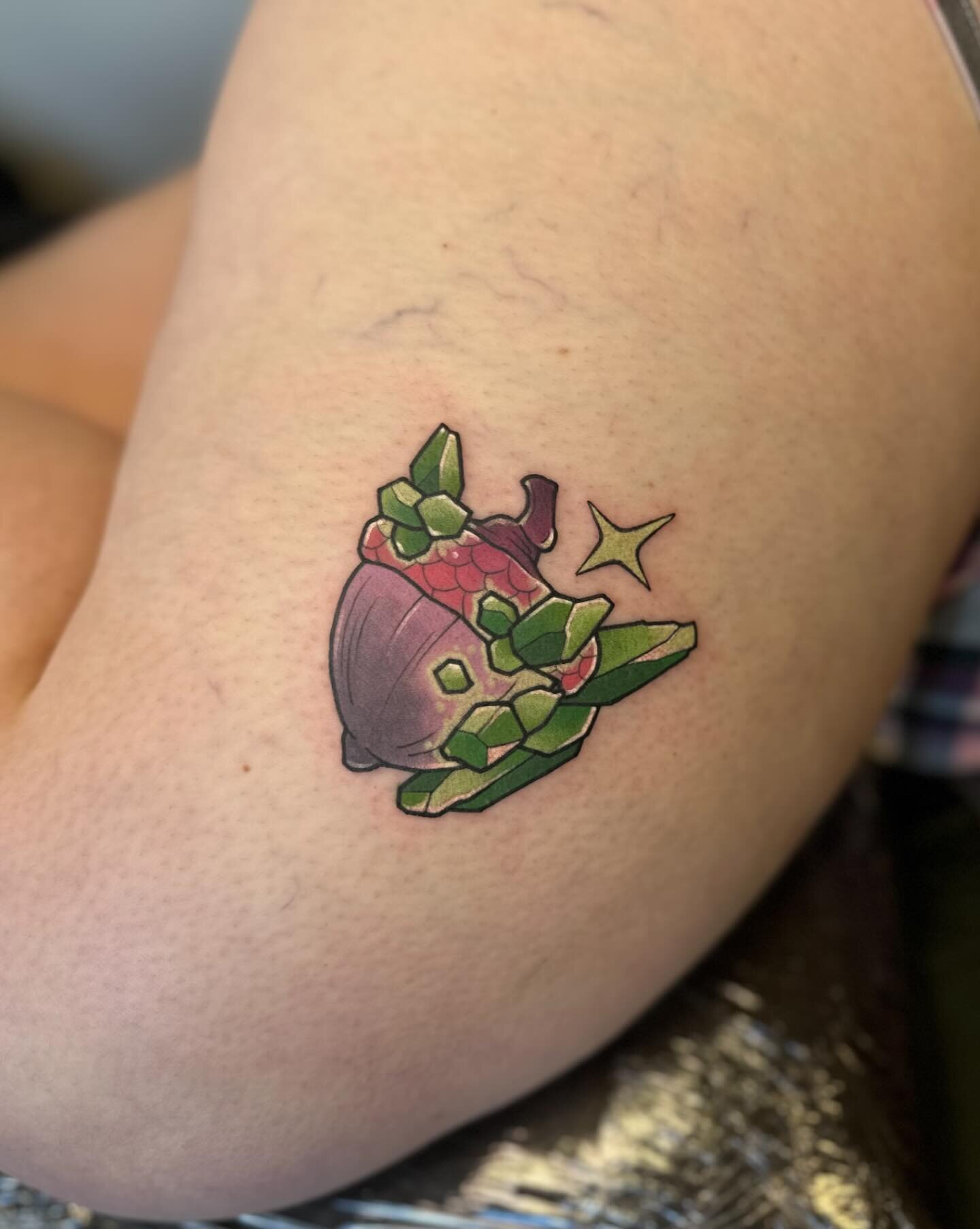 The first of my crystal acorns I&rsquo;ve gotten to do, in fun custom colors for Emma&rsquo;s first tattoo!! Thank you for the trust, hope it&rsquo;s healing up well!!
.
.
.
#Tattoo #ladytattooers #ohiotattooers #columbustattooers #whiteraventattoost
