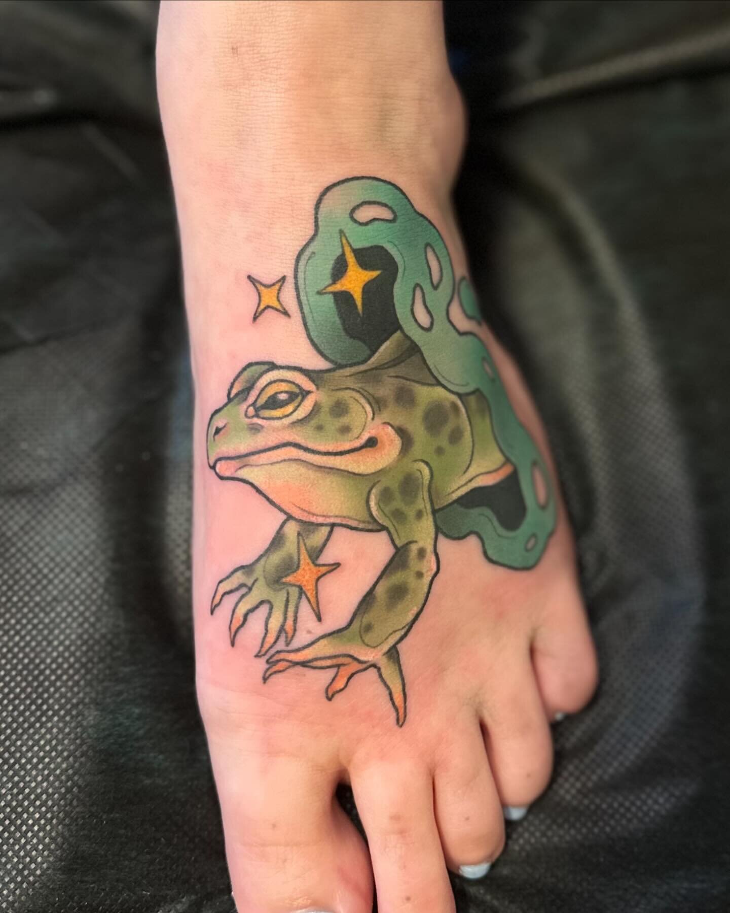 Lil portal frog on the foot for Taylor a bit ago💚✨