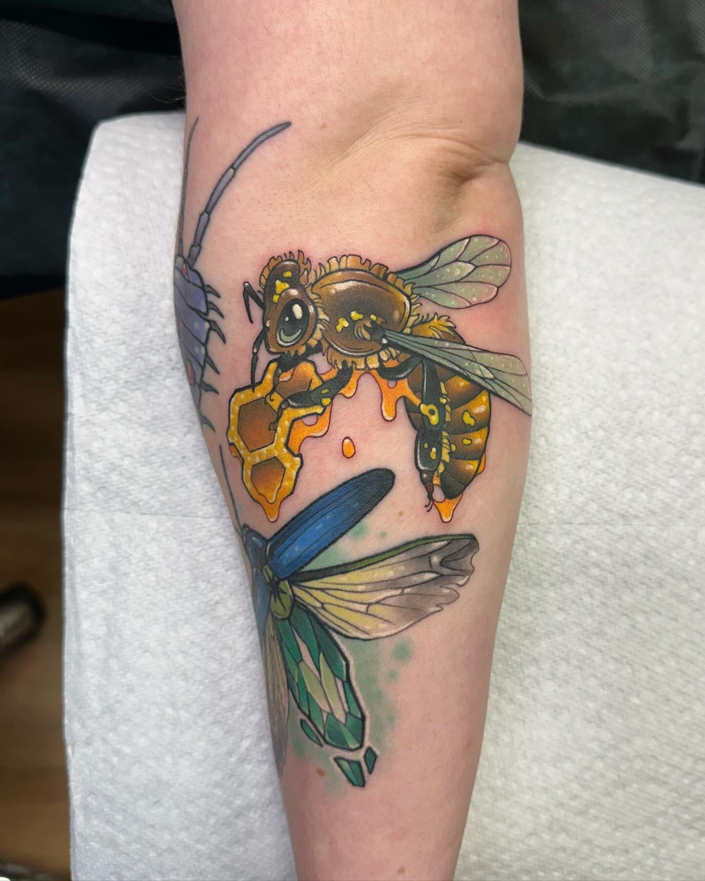Little bee with a honeycomb chunk for Kristin&rsquo;s growing bug collection🐝🍯✨ thank you so much!
.
.
.
#Tattoo #ladytattooers #ohiotattooers #columbustattooers #whiteraventattoostudio #honeybee #beetattoo #bugtattoo