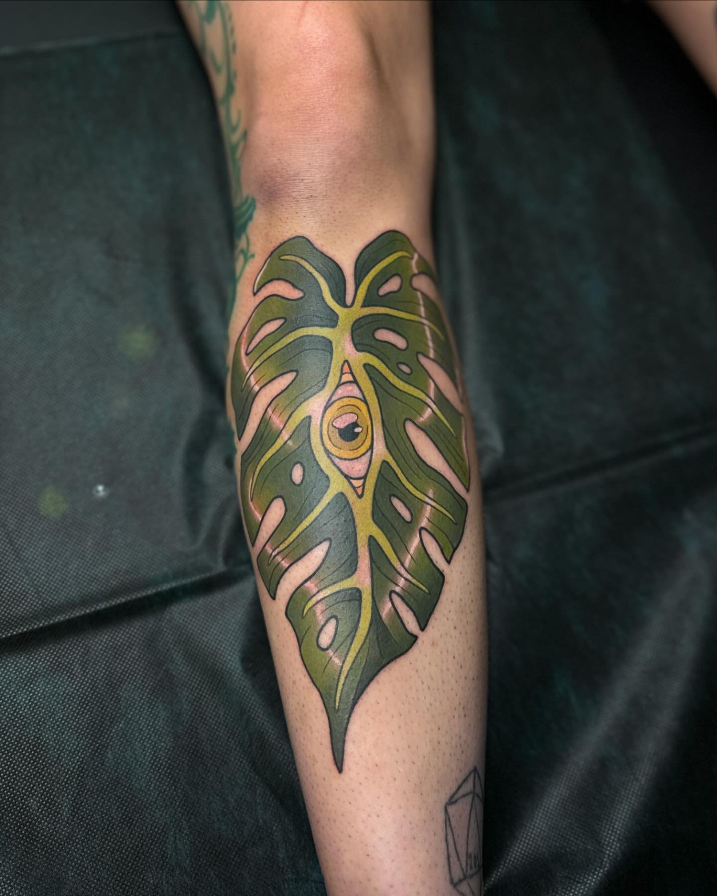 Got to make this badass shin guard monstera (monster-eye?) for @madelinthebold based on a gorgeous painting she made! Swipe to the end to see it!
Thank you SO much for having me do this, and HOLY COW I actually can&rsquo;t believe you sat for all of 