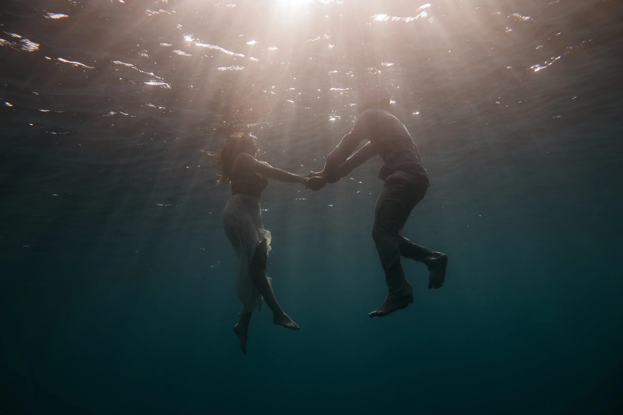 A couple underwater, representing virtual sex therapy in Pennsylvania