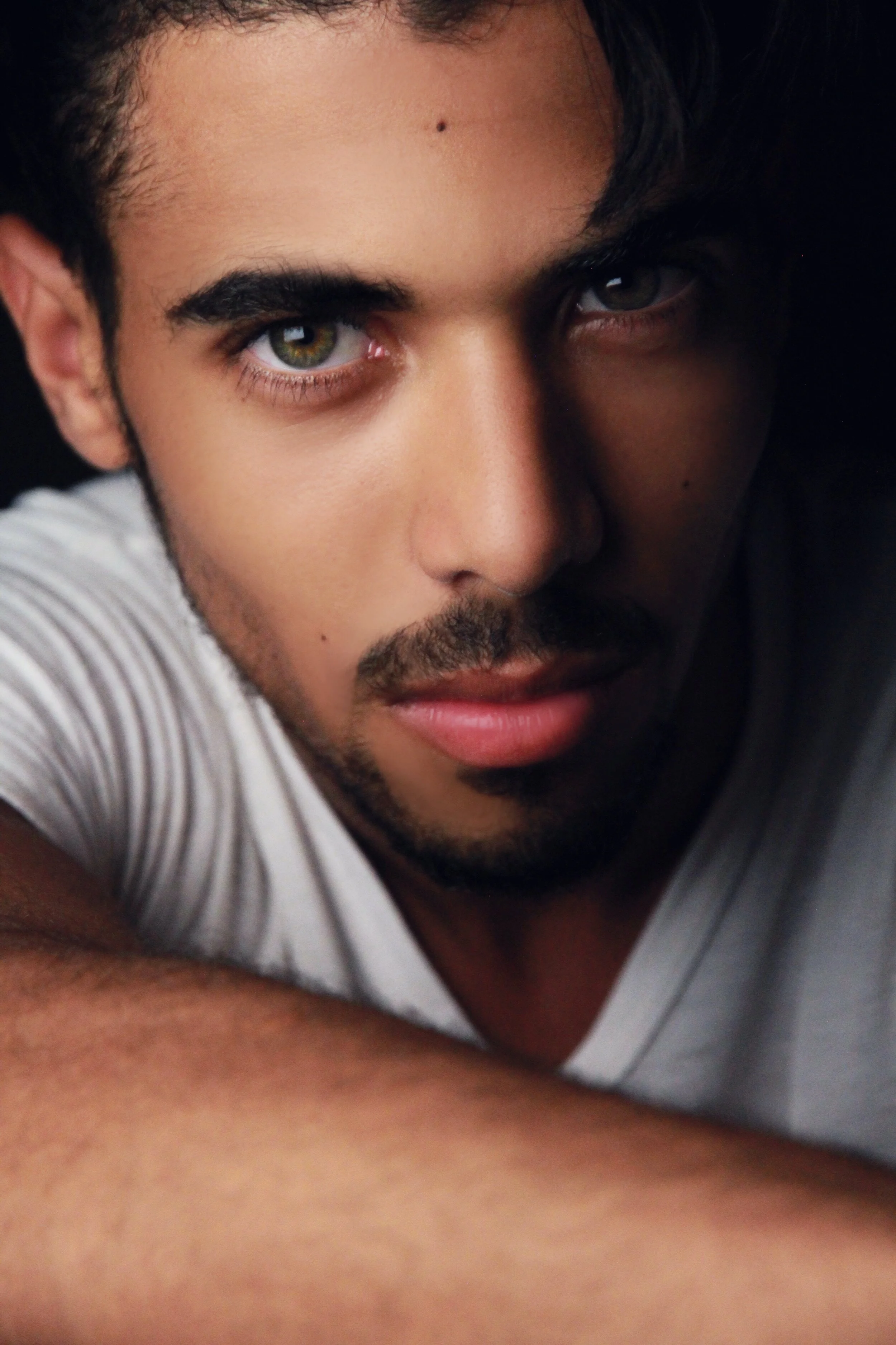 beard-boy-close-up-eyes-596887.jpg