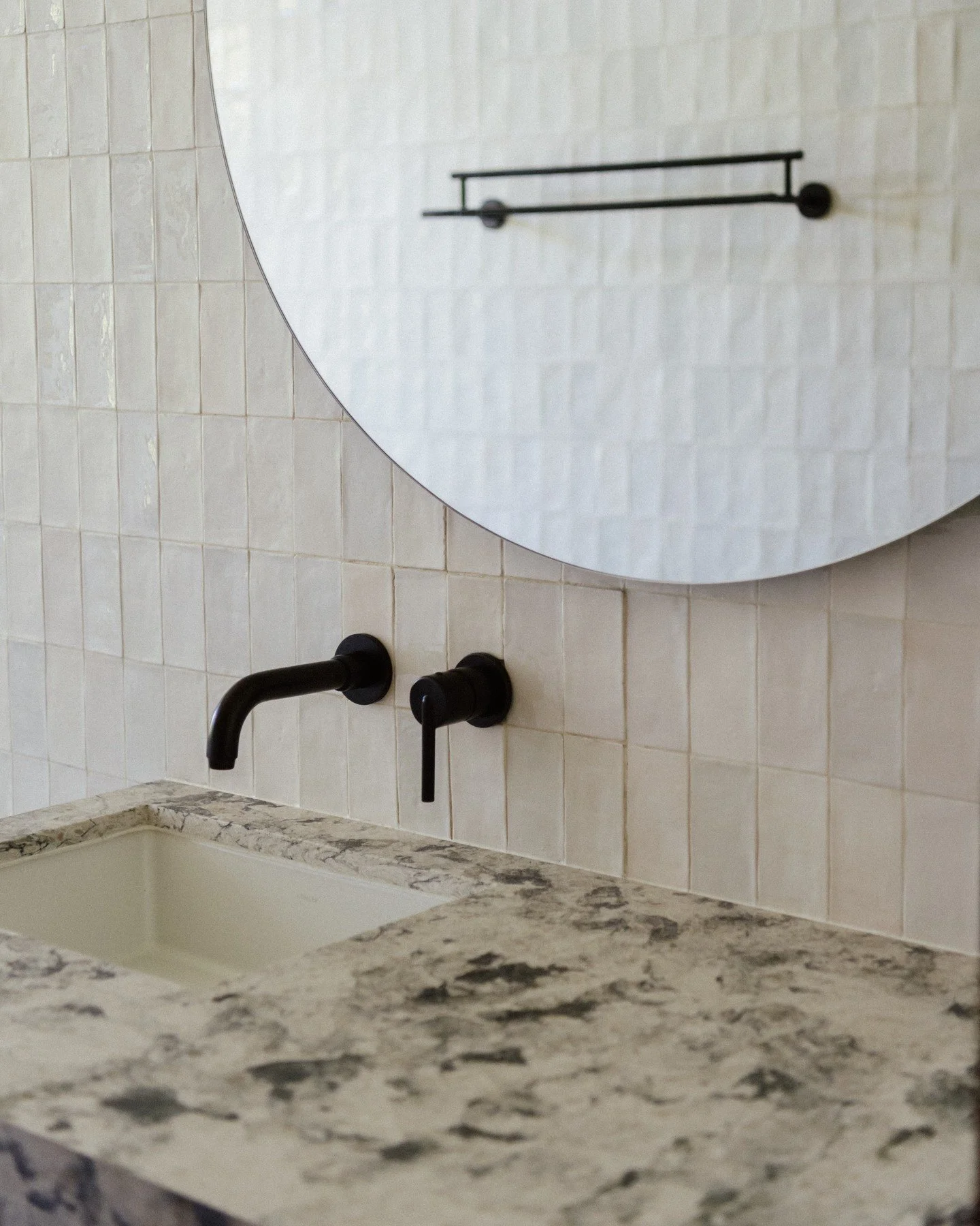 este ba&ntilde;o tiene todo el vibe; minimal, cool and fun.

el secreto est&aacute; en el juego de texturas y materialidad. con un piso verde de tiles cuadrados y paredes revestidas en tiles blancos irregulares y org&aacute;nicos mezclados entre ello