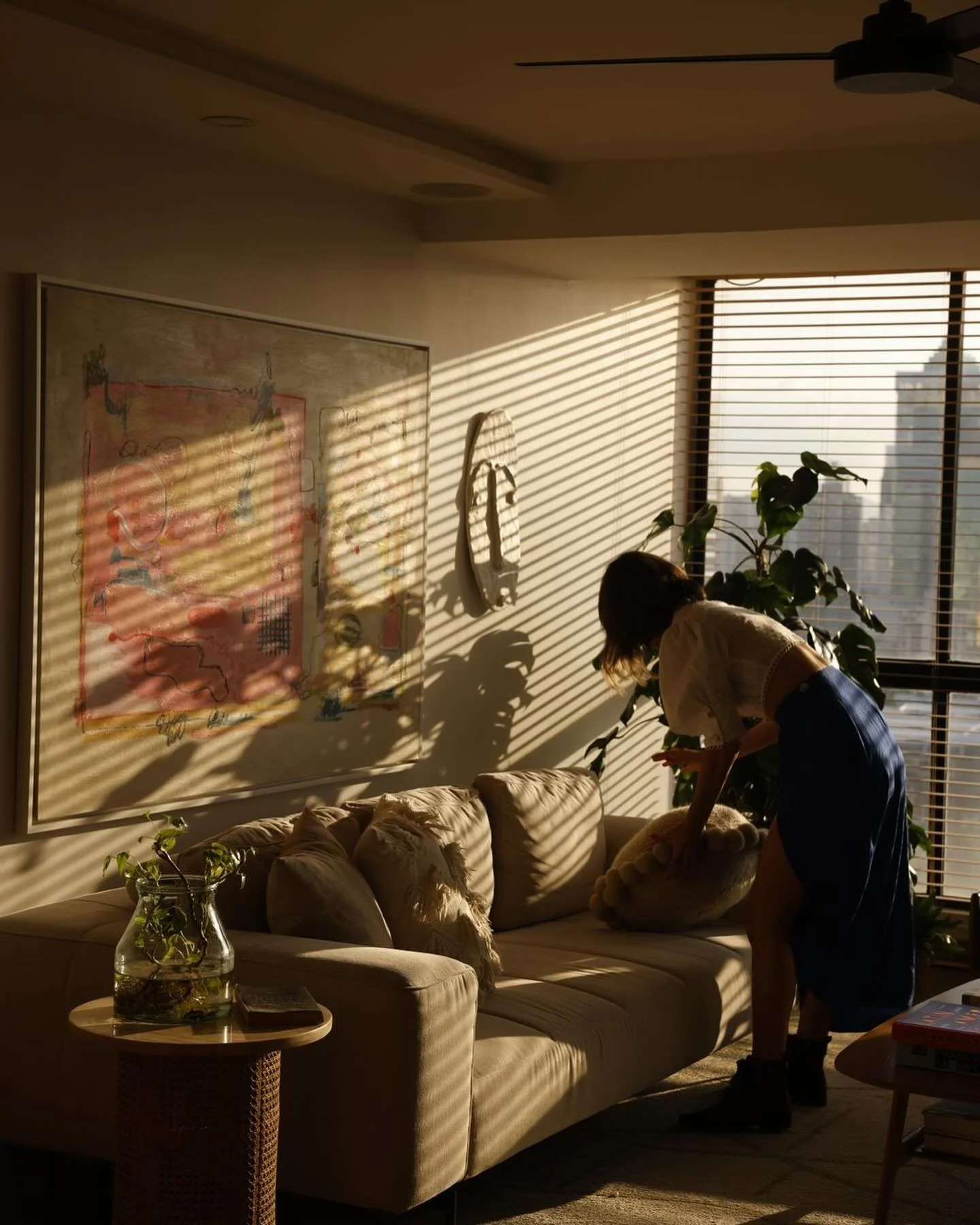 creemos espacios que inviten a desconectar, a disfrutar, a relajar, donde la magia del atardecer se cuele por las persianas y creen sombras divinas.

usemos m&aacute;s texturas, olvidemos el miedo al color, creamos en el arte y creemos espacios lleno