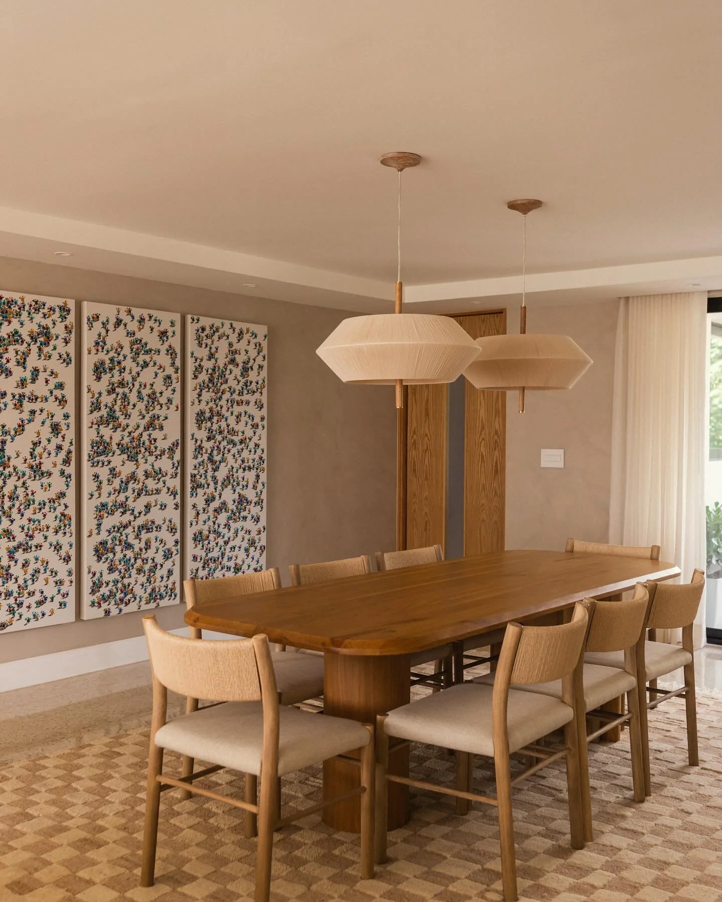 este proyecto se transform&oacute; en un refugio, para sus usuarios, entre verdecitos y vista al mar.

la confianza que el cliente nos dio fue clave para crear la magia, d&aacute;ndole vida a espacios con maderas naturales, piedras divertidas, textur