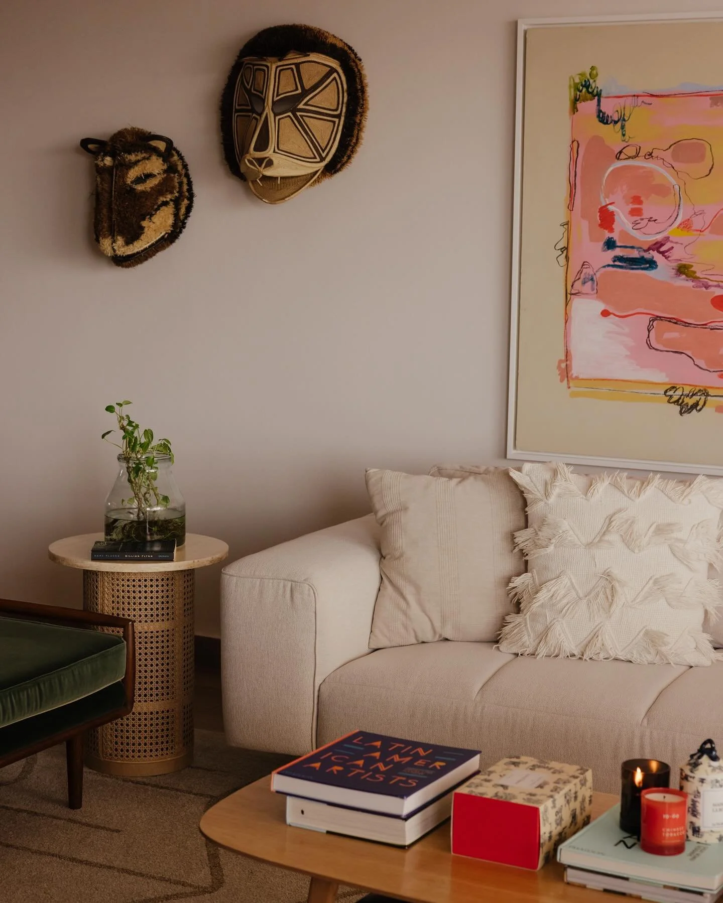 las m&aacute;scaras de chunga de los pueblos ember&aacute; y wounaan son obras de arte que mezclan la tradici&oacute;n, naturaleza y un toque de misticismo.

son hechas a mano con fibras de palma y te&ntilde;idas con tintes naturales, representan gen