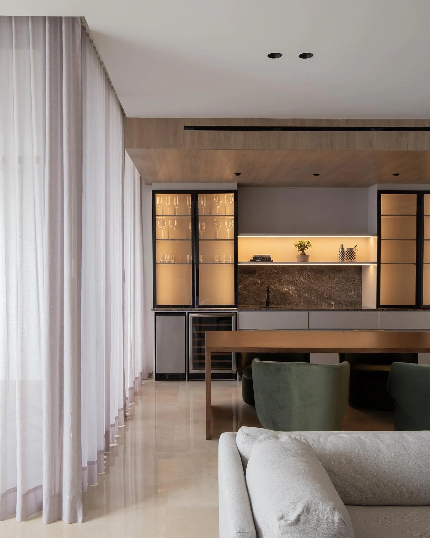 vamos a olvidarnos de esa sala formal que nunca se usaba, creemos espacios vivibles, para disfrutar, integrados entre ellos, un den, un bar, una sala y un comedor c&oacute;modos donde nuestros invitados y nuestras familias puedan sentarse donde sea y