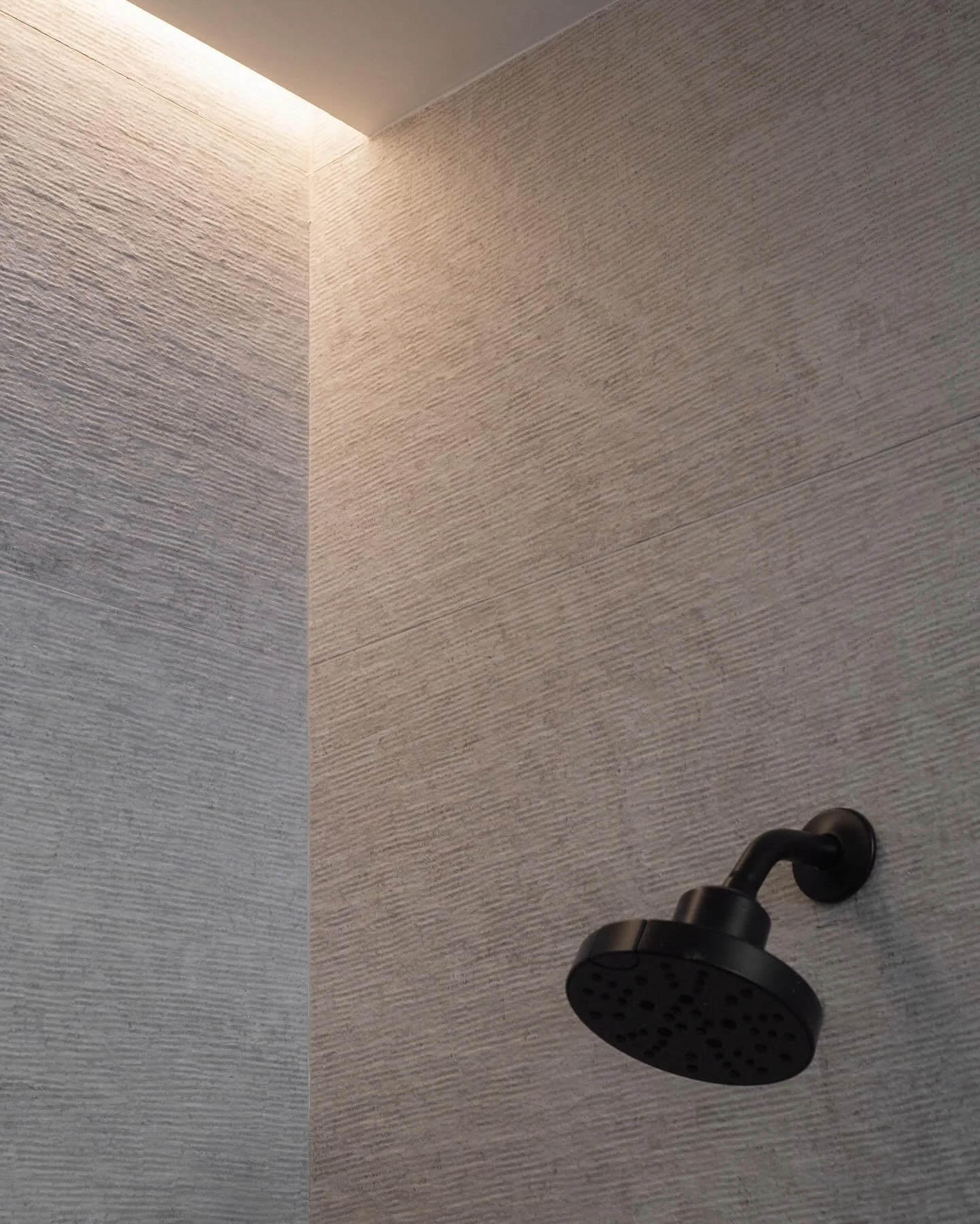 esas paredes texturizadas, esa luz indirecta, esa piedra de arabescato&hellip; 😮&zwj;💨🔥😎

crear ba&ntilde;itos con personalidad deber&iacute;a ser obligatorio jajaja!
imag&iacute;nate ba&ntilde;arte todos los d&iacute;as en un espacio lindo que a