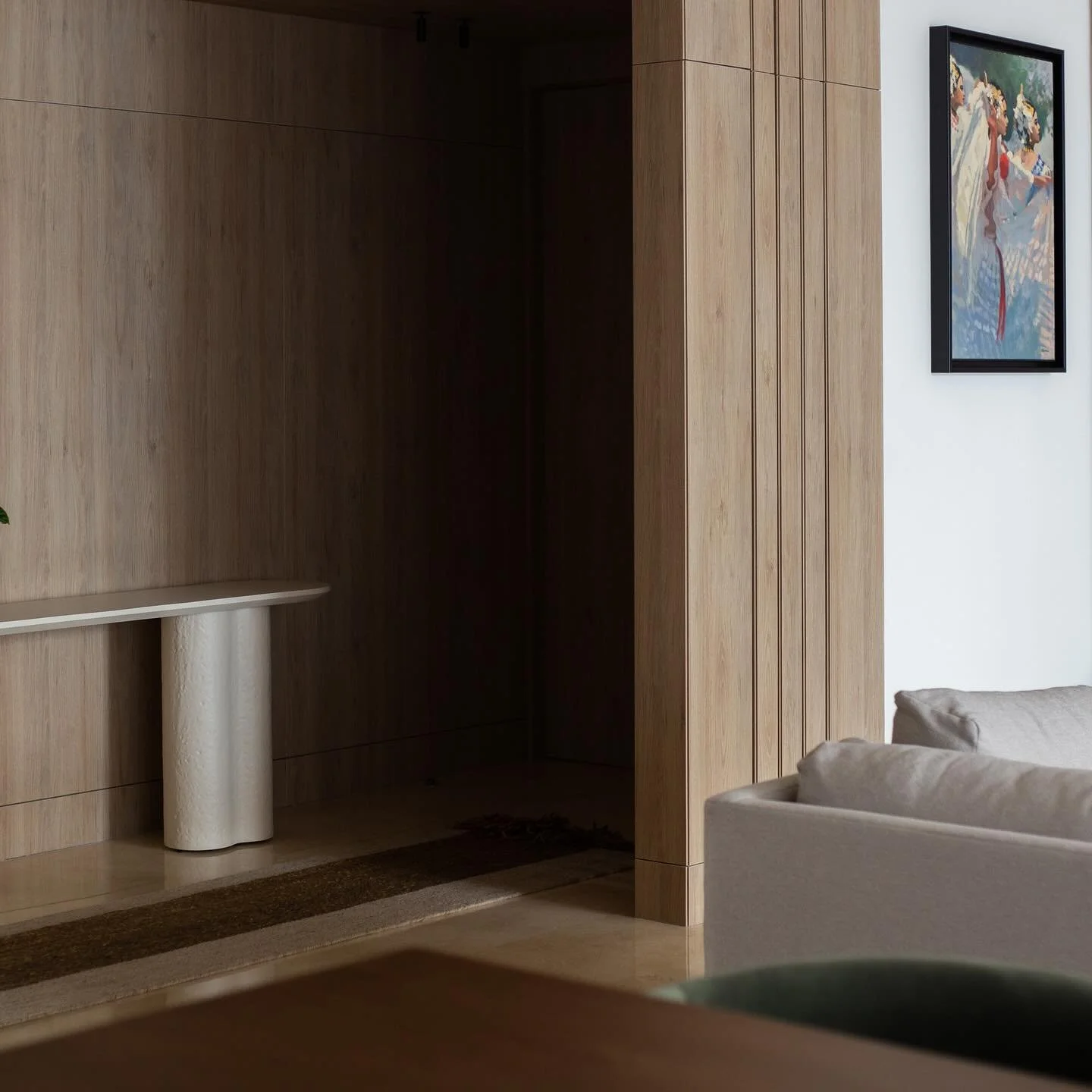 el recibidor! 

es la entrada y el primer vistazo a nuestro hogar, creemos un espacio que nos identifique ✨

aqu&iacute; cambiamos la puerta principal con un vidrio texturizado y una peque&ntilde;a pared divisoria
revestimos mas paredes y el cielo co