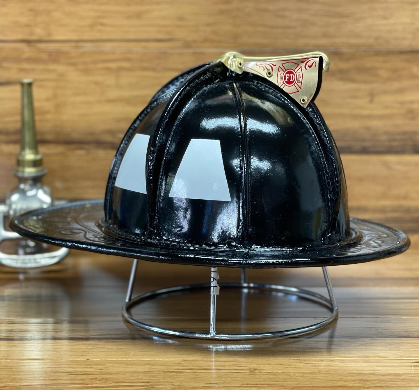 New Rekindles lids NFPA Offender build. Flat bend, retro brass, deep suspension, Rekindled lids short ear flaps, chin strap clips and fresh white tets. 

Hand crafted not produced.

 Rekindledlids.com

#leatherforever
#foreverleather 
#g5a
#firehelme