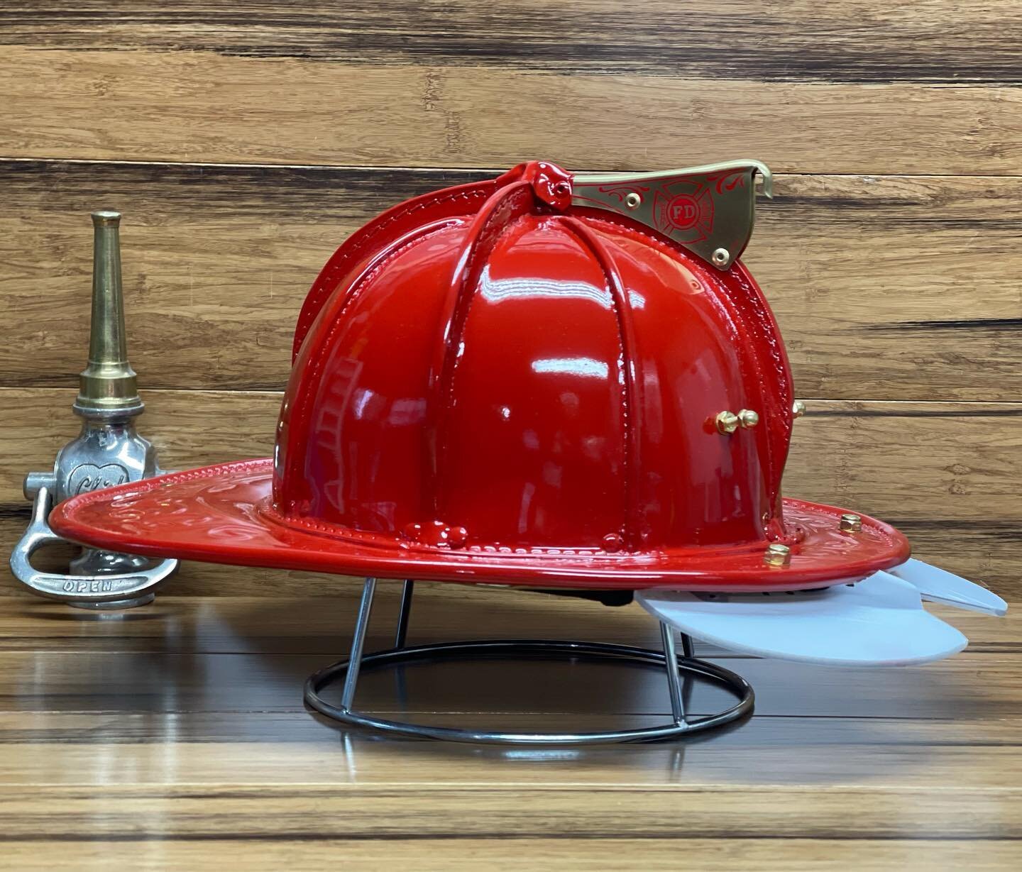 Beautiful red Rekindled lids NFPA offender build with retro brass, flat bend, Bourkes, brass posts, chin strap clips, multicam deep suspension, rekindled lids short earflaps.
And for the record that isn&rsquo;t factory paint lol, that&rsquo;s our red
