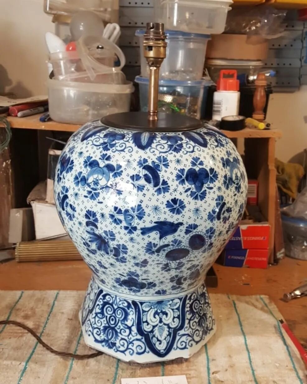 .
🔴18th century delft vase converted to a lamp.

#delft 
#delftlamp 
#delftblue 
#delftvase 
#antiquelamp 
#antiquelight