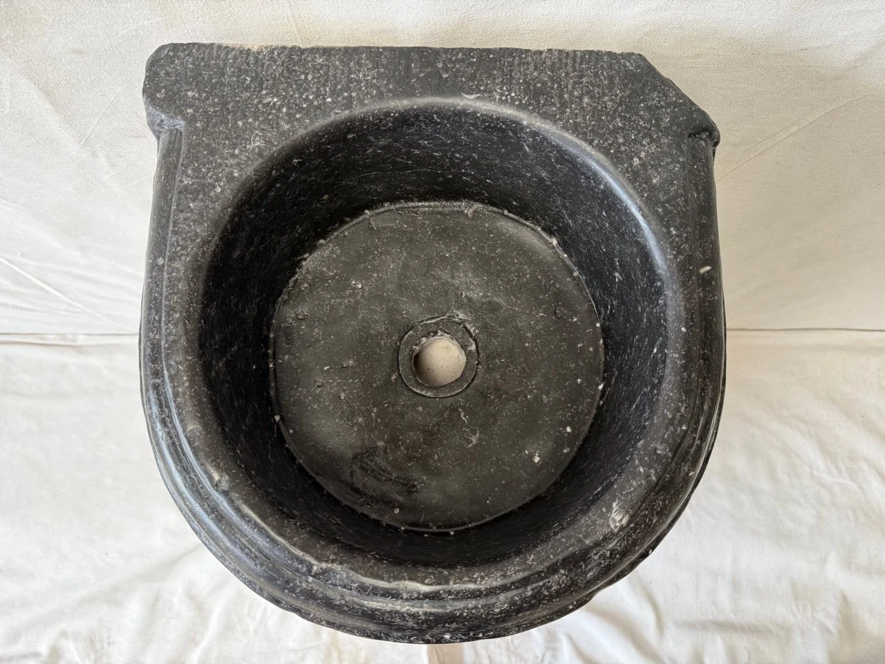 sink-round-dutch-limestone3.jpeg