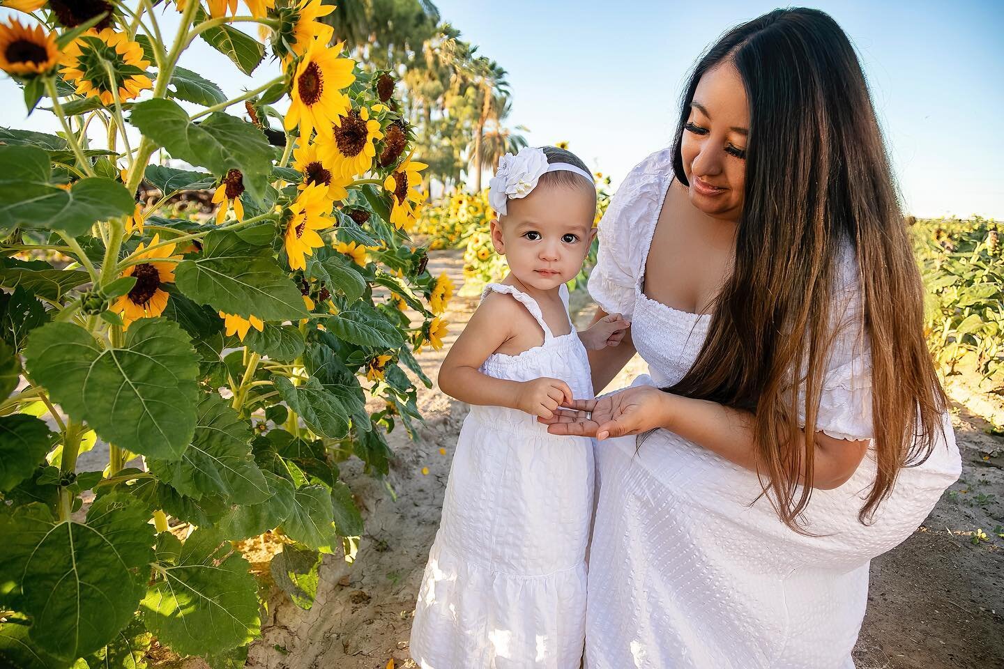 Lupita and her baby girl at @rocker7farmpatch 🌻🌻🌻
