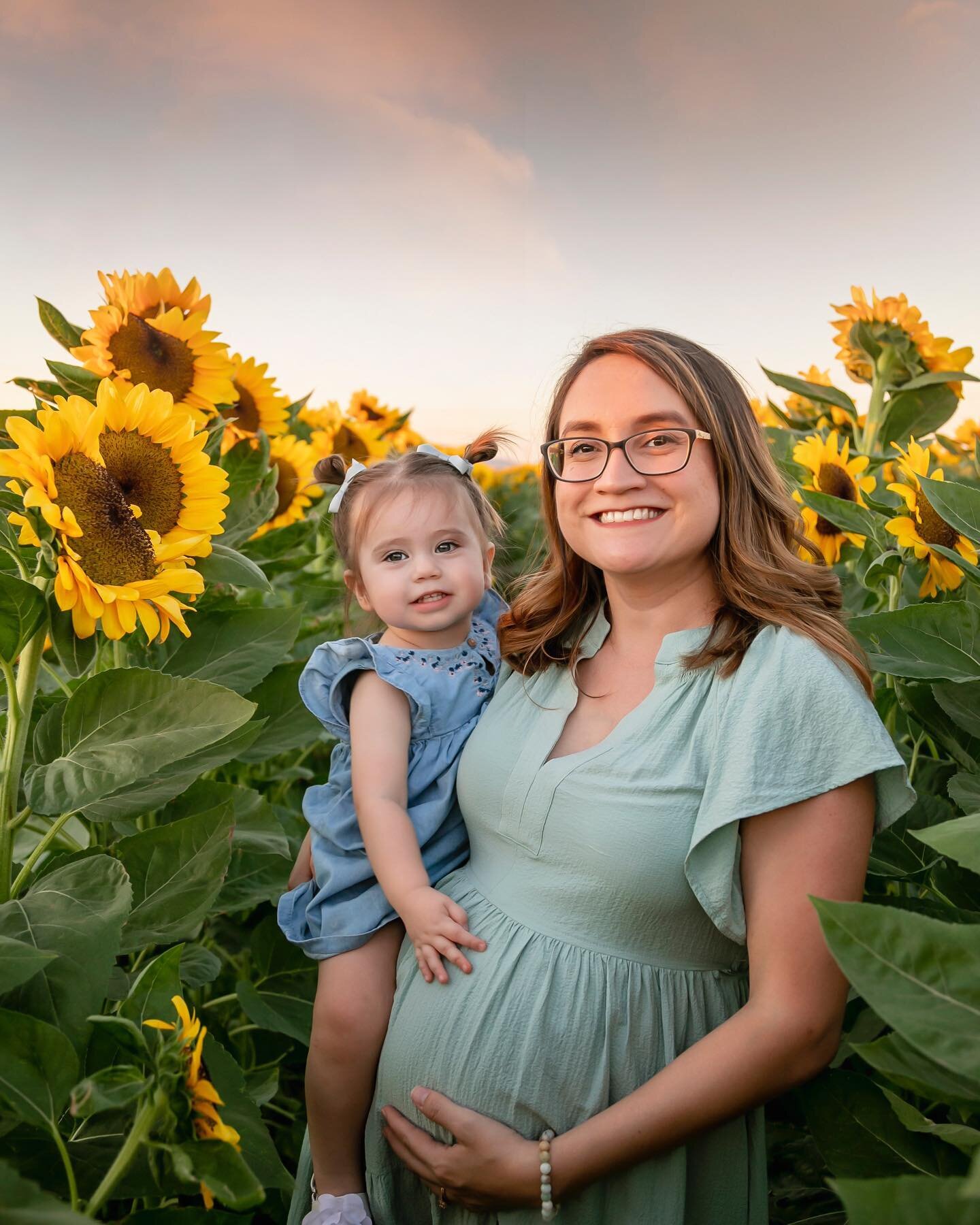 Amanda and her daughter at the Sweet Flower Home sunflowers. 🌻💕🌻 

@a.j.guti @sweetflowerhome