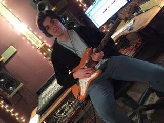 Sinjon Holmes guitar_3639 2.jpeg
