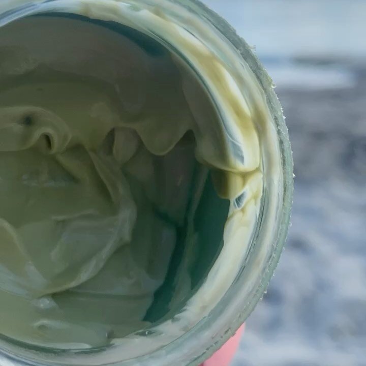 My favorite matcha 🍵 moisturizer. I have super dry skin and it really brings sooo much hydration to my skin face. It feels so soft, smooth and good. One of my faves I had to share 🥰💫
.
.
.
💧provides rich hydration with soft, smooth finish
⭐️balan