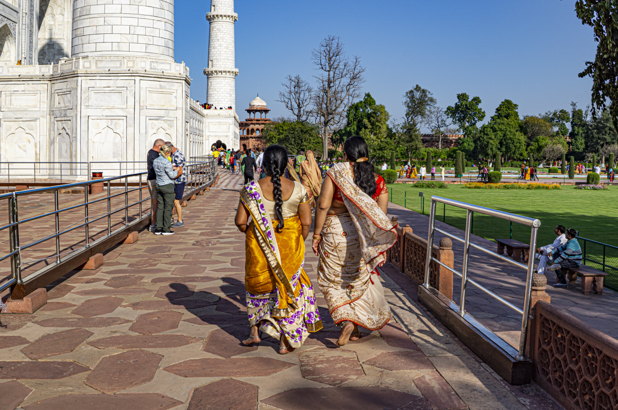2 Saris at the Taj