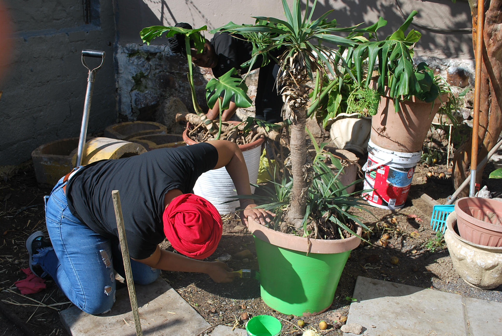 Taquanta volunteer giving the pots a fresh new look.