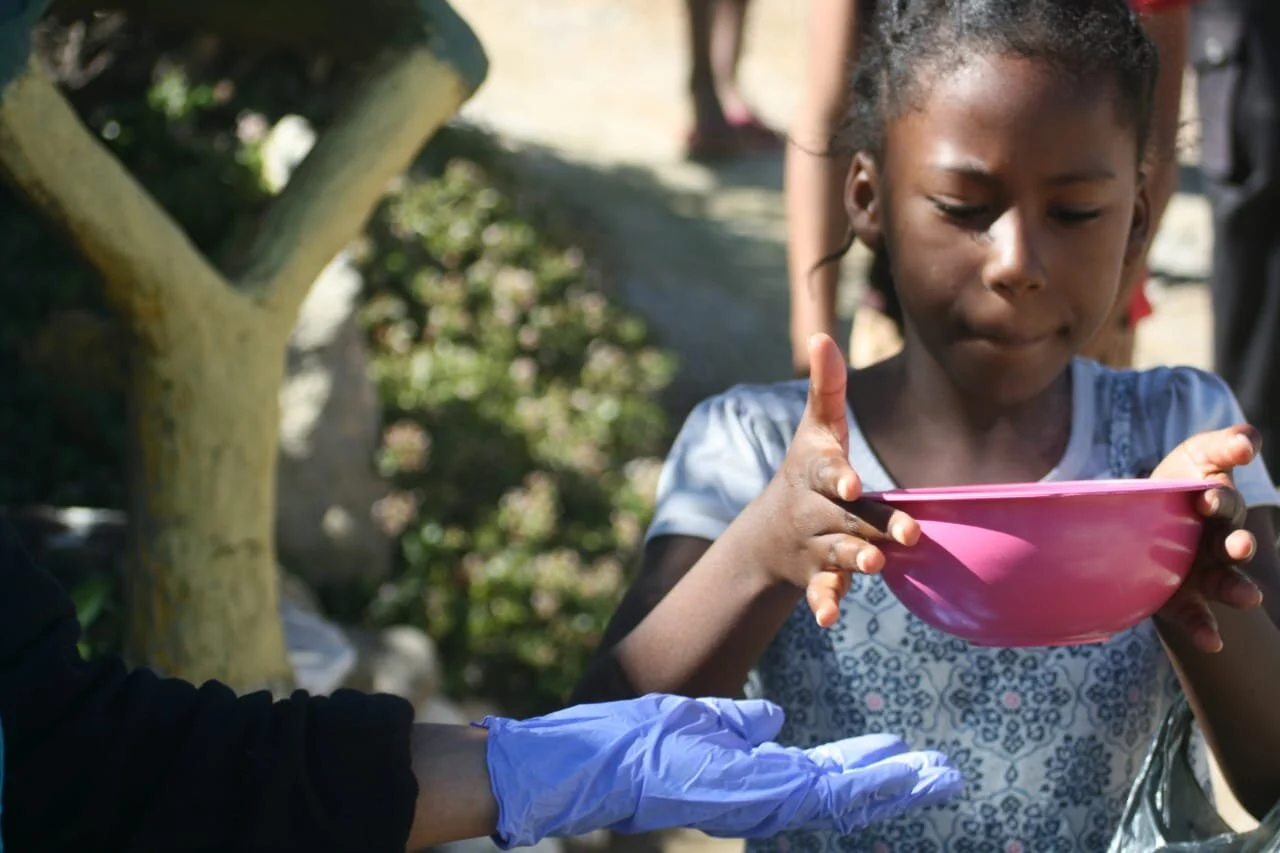 Unity of Communities through Feeding Schemes