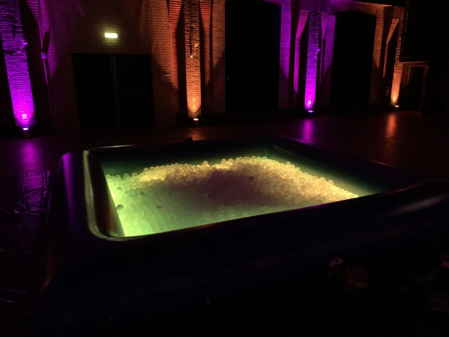 Lichtgevende ballen in LED ballenbad.jpeg